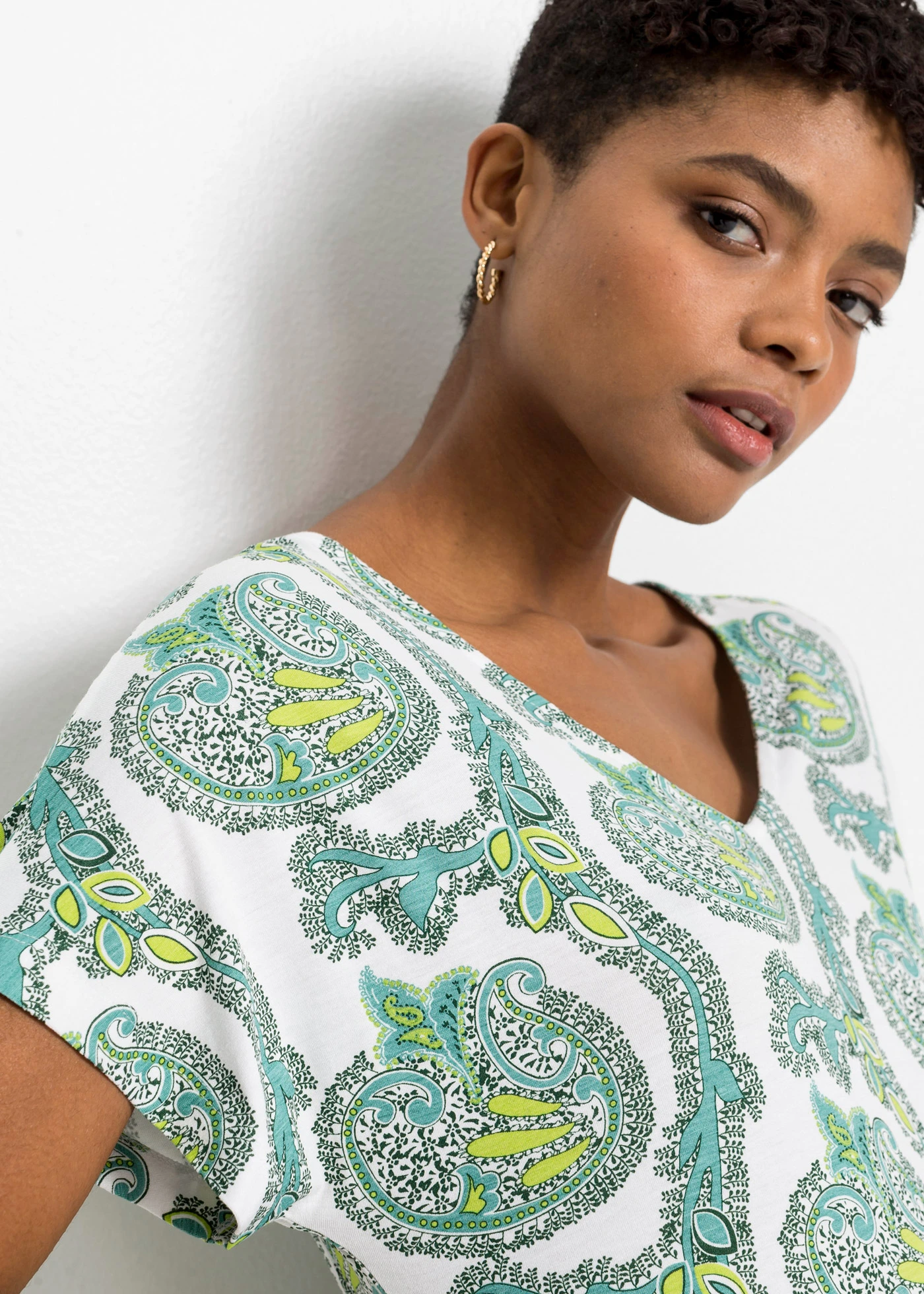 Úpletové šaty ze splývavé směsi viskózy s elastanem • bílo-tyrkysová s kašmírovým vzorem • bonprix obchod