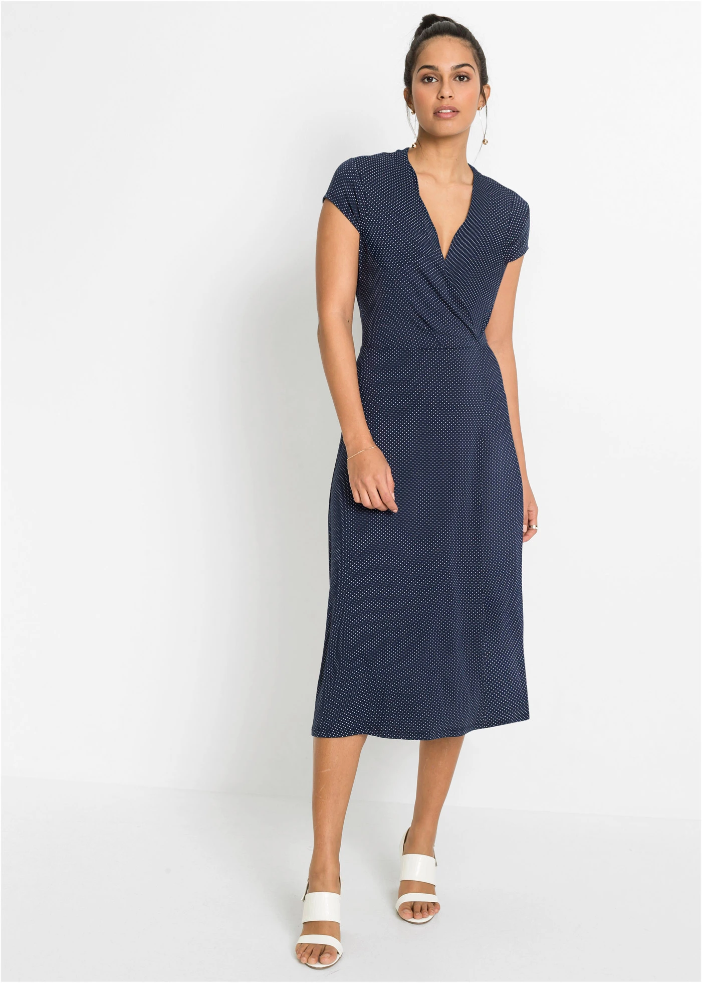 Rochie midi din mix cu viscoză • bleumarin-alb cu puncte • magazin bonprix