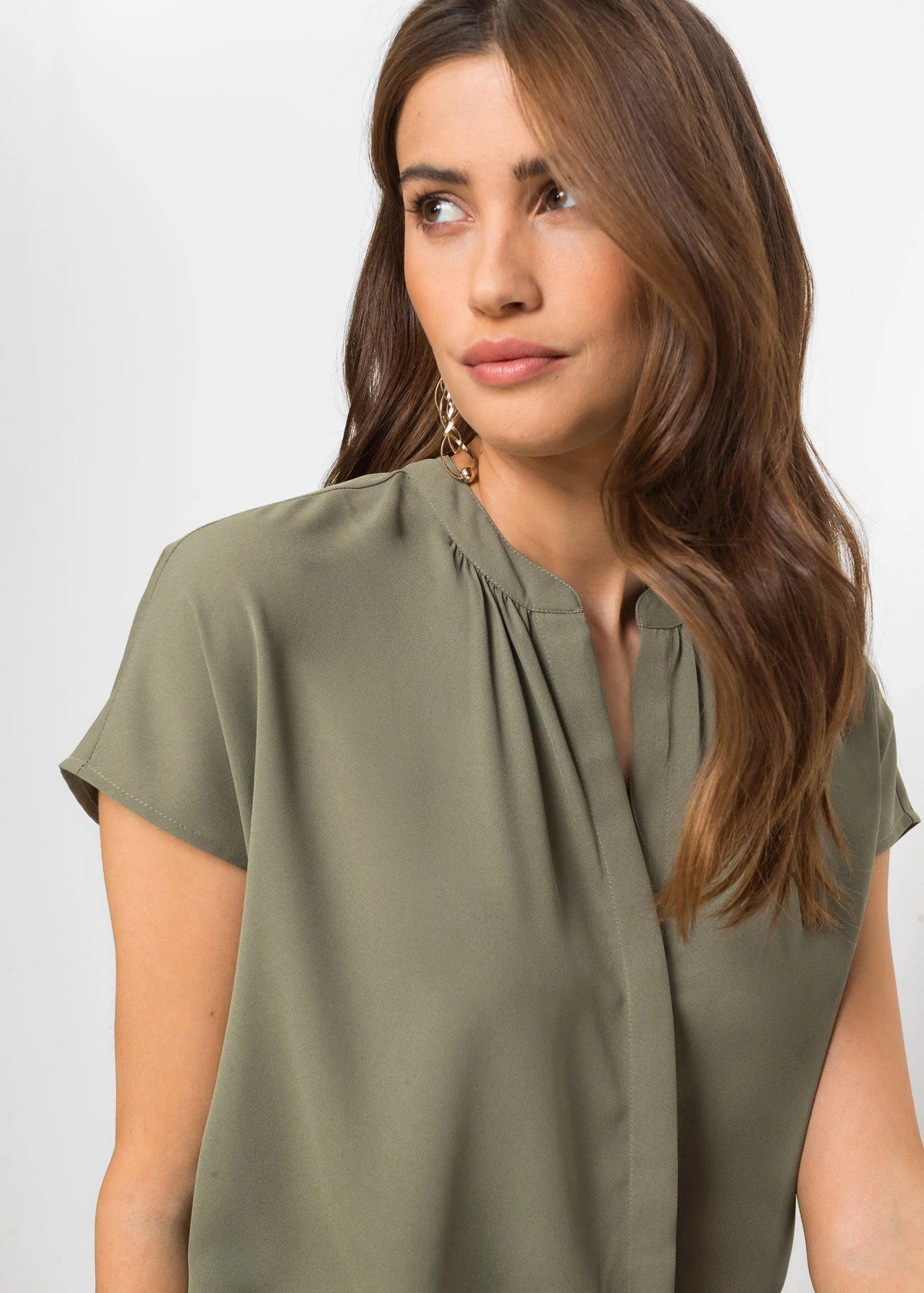 Chemisier manches courtes à boutonnage invisible • olive • Boutique bonprix