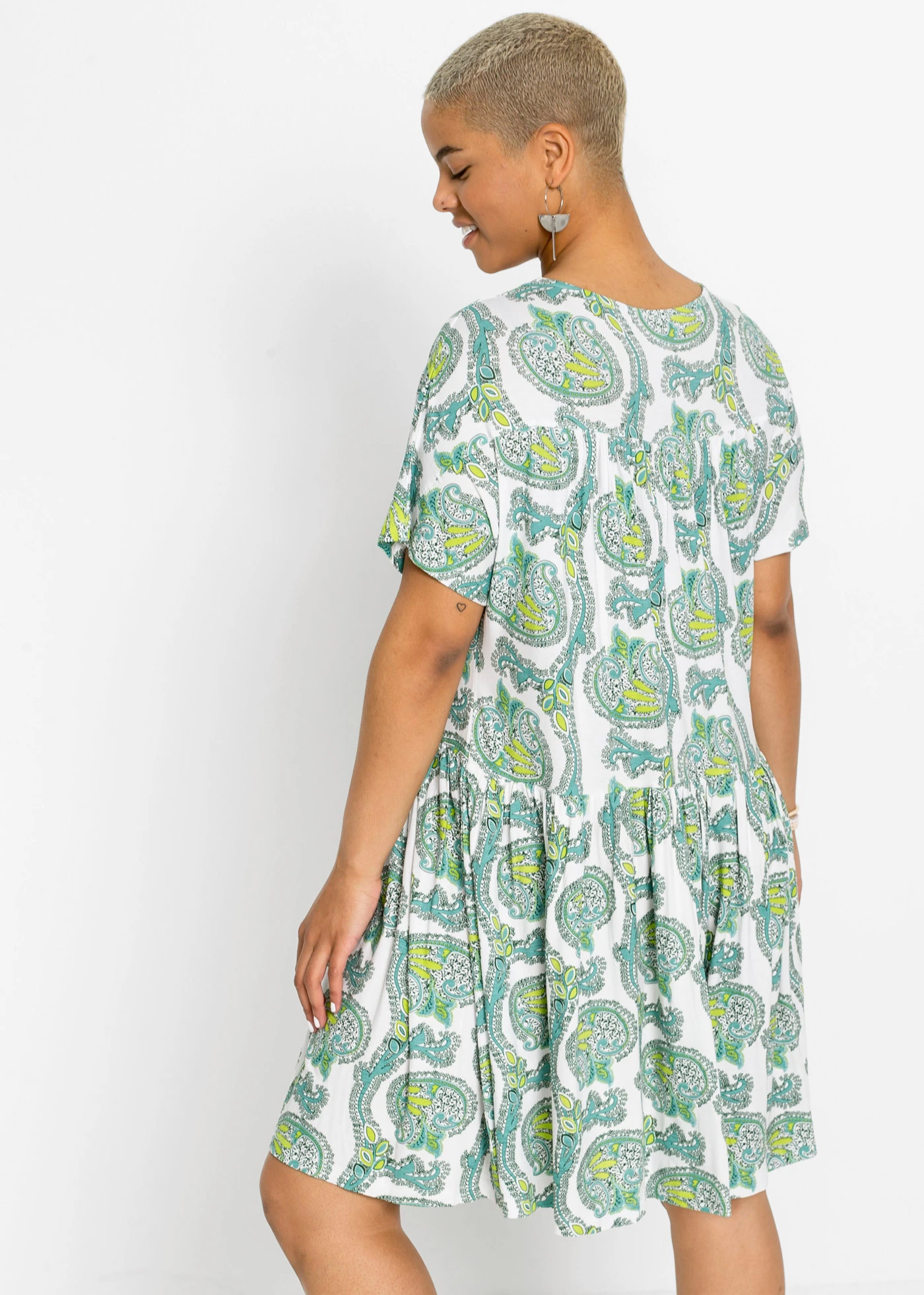 Úpletové šaty ze splývavé směsi viskózy s elastanem • bílo-tyrkysová s kašmírovým vzorem plus size • bonprix obchod