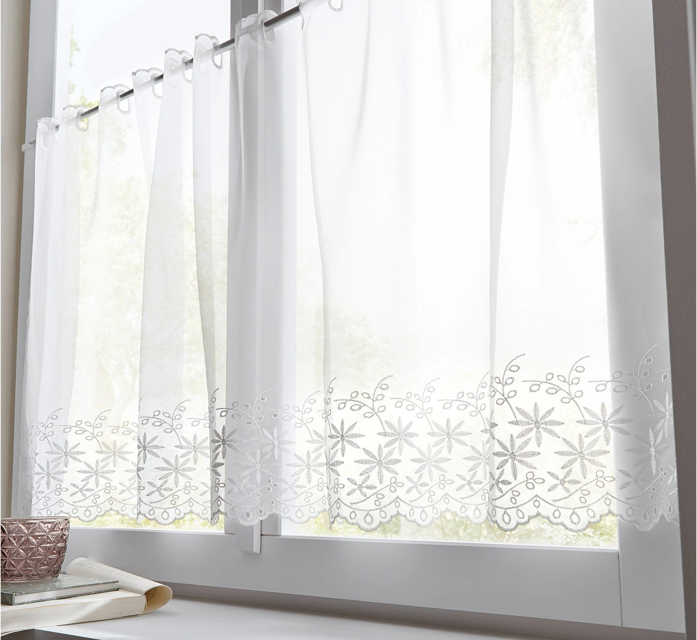 Vitrážková záclona s dírkovanou výšivkou a recyklovaným polyesterem • bílá • bonprix obchod