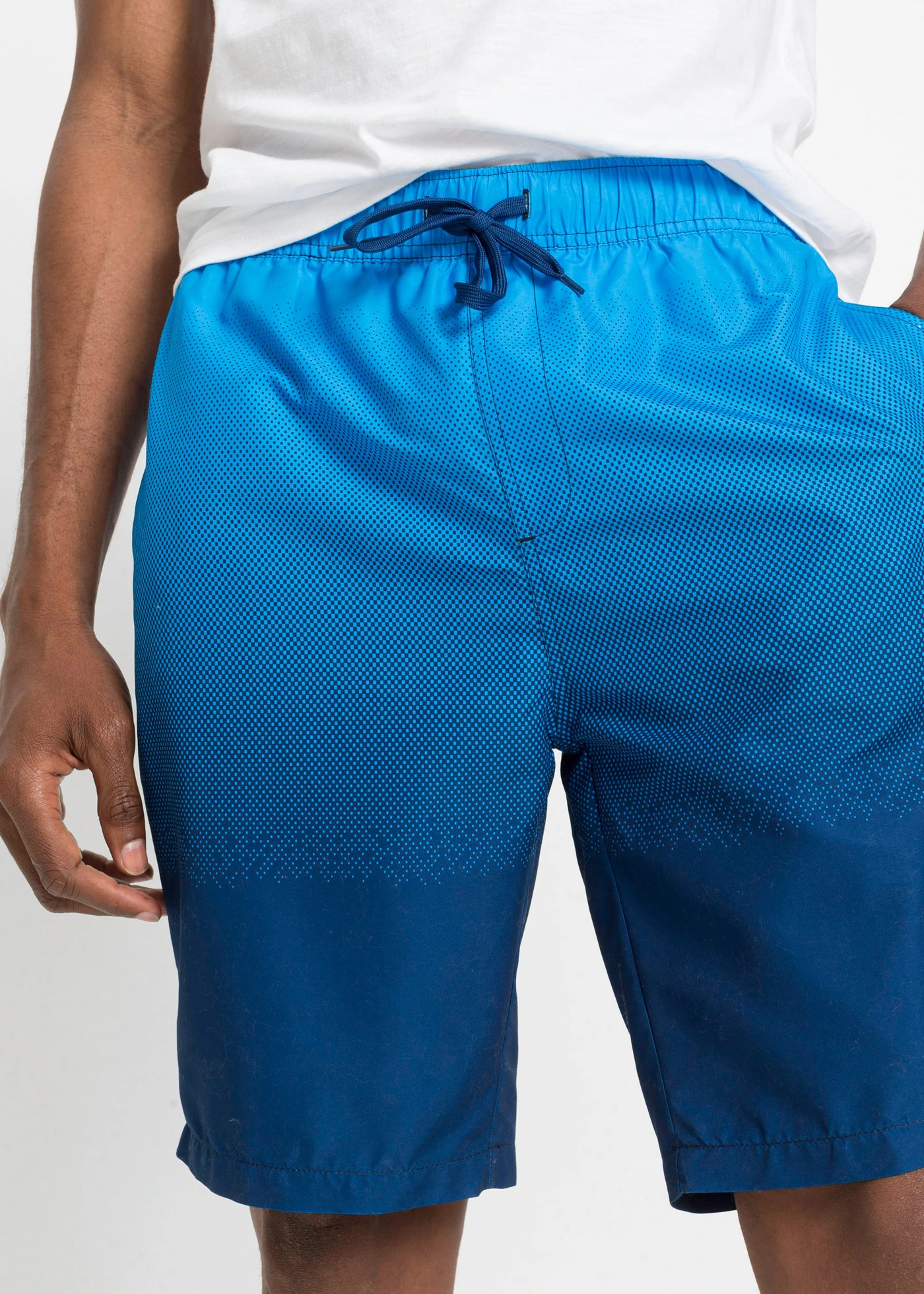 Bermuda de plage à dégradé de couleur, Regular Fit • bleu-bleu foncé • Boutique bonprix