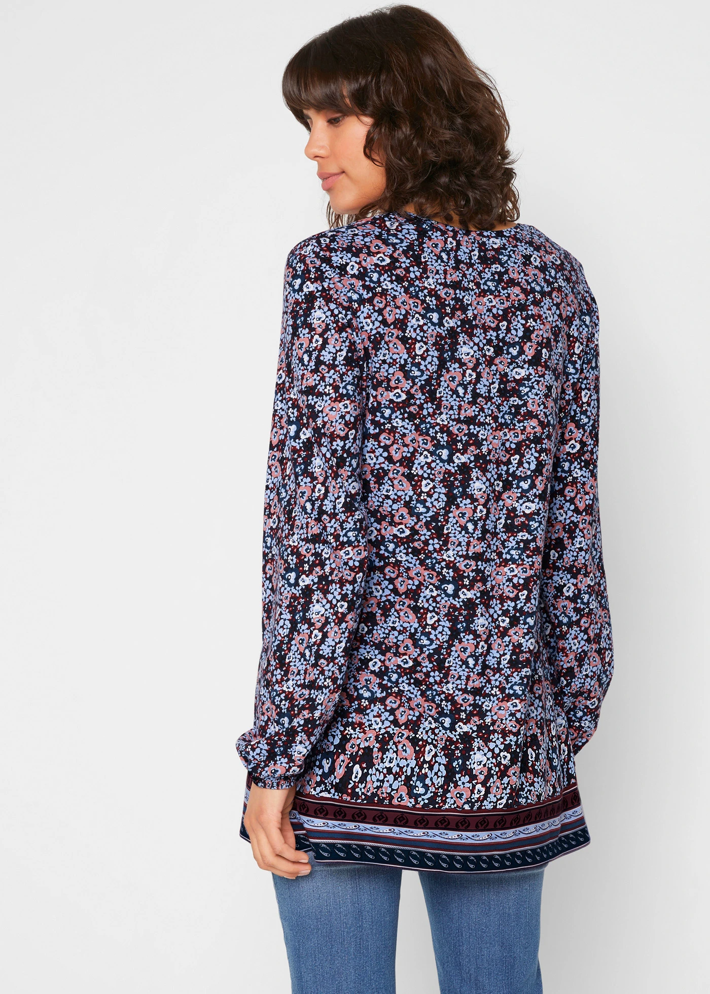 Úpletová tunika s květovaným vzorem • tmavě modrá -kouřově broskvová-kaštanově červená-enciánově modrá-přírodní bílá-perlově modrá-červenohnědá-černá • bonprix obchod