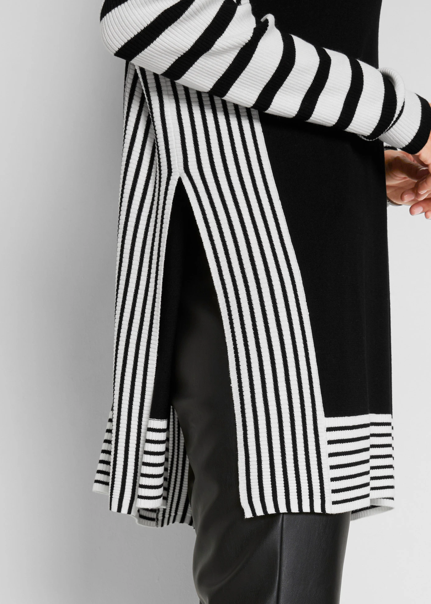 Pulover lung • negru/ecru dungat • magazin bonprix