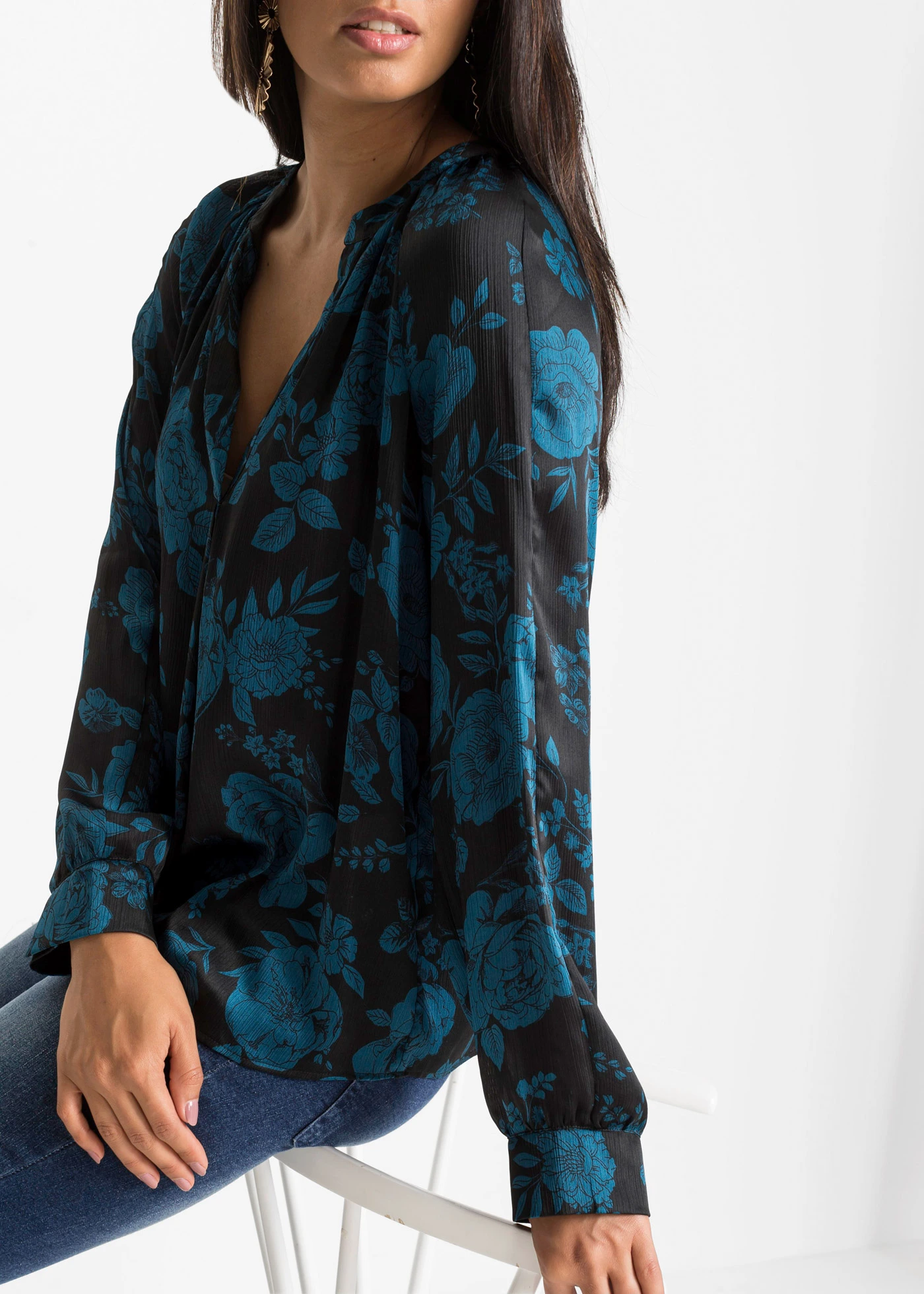 Tunique-blouse en crêpe léger • noir-pétrole floral • Boutique bonprix