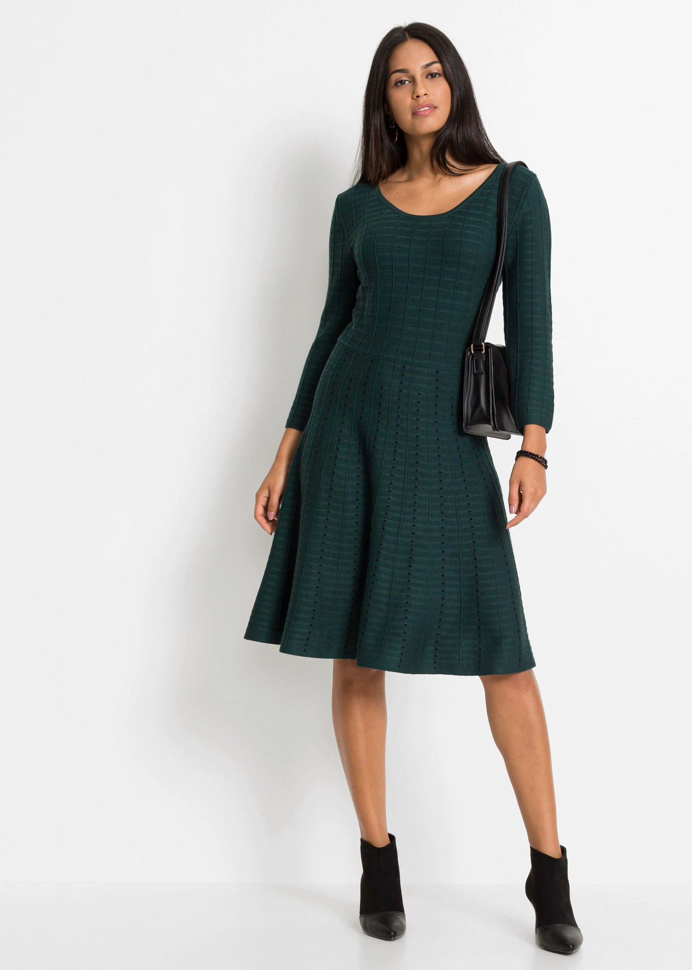 Robe pull fluide en viscose majoritaire • vert profond/noir • Boutique bonprix