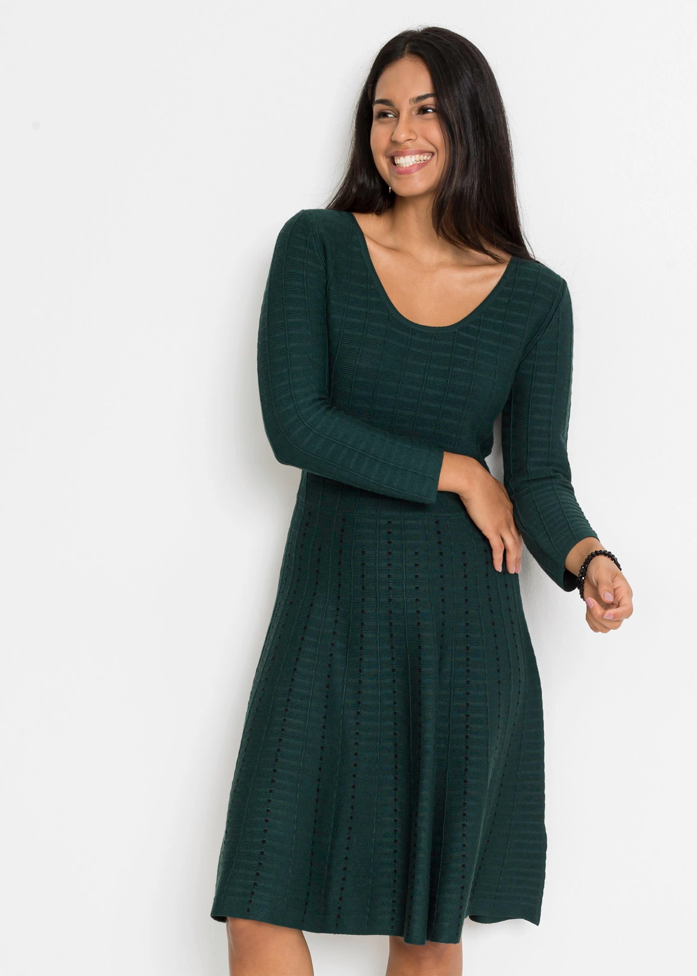 Robe douce en maille • vert profond/noir • Boutique bonprix