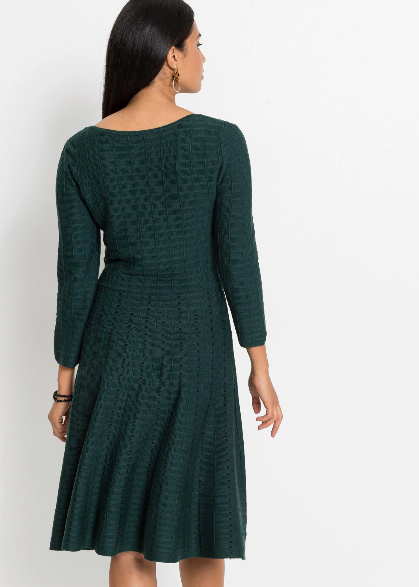 Robe pull fluide en viscose majoritaire • vert profond/noir • Boutique bonprix