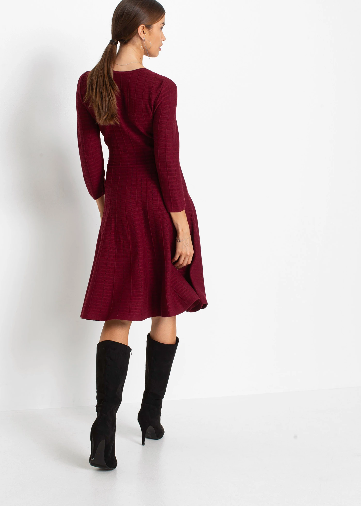 Rochie tricotată din amestec moale de viscoză • roșu rubiniu/negru • magazin bonprix