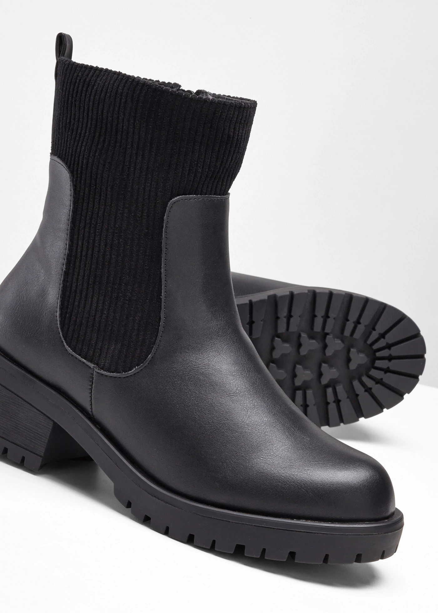 Kotníková obuv s manšestrovou vsadkou • černá • bonprix obchod