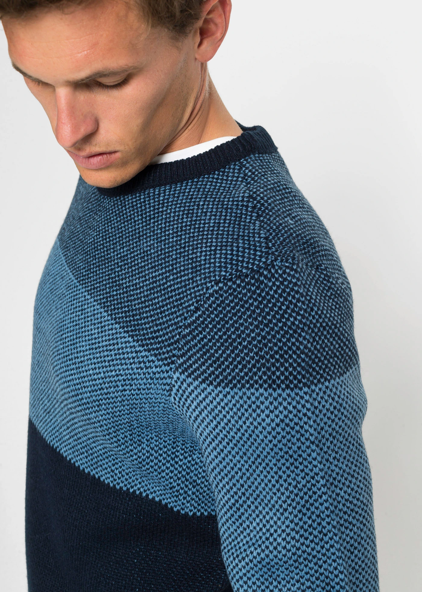 Pull col rond style color block • bleu foncé rayé • Boutique bonprix