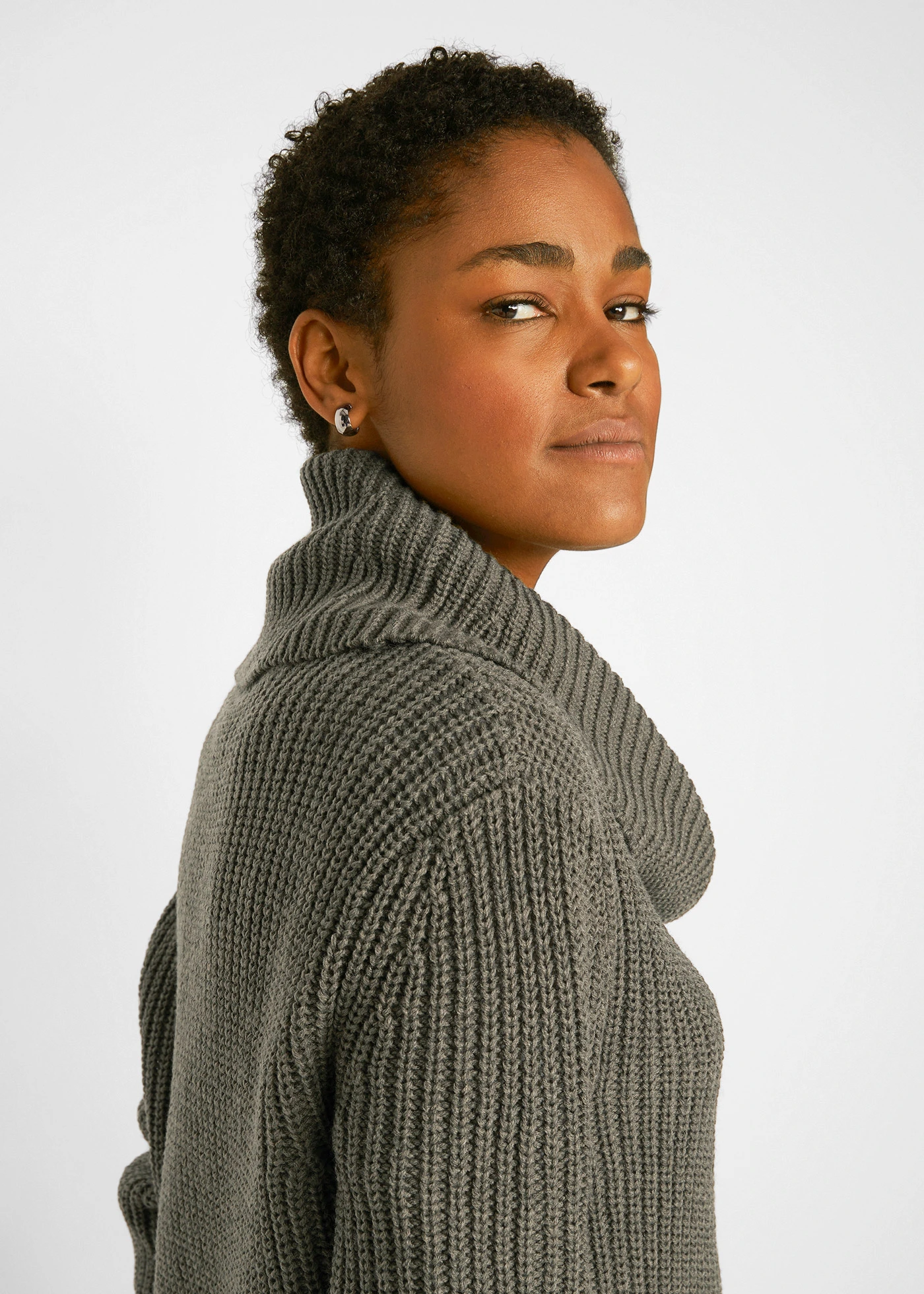 Svetr z hrubého úpletu se širokým límcem • olivová • bonprix obchod