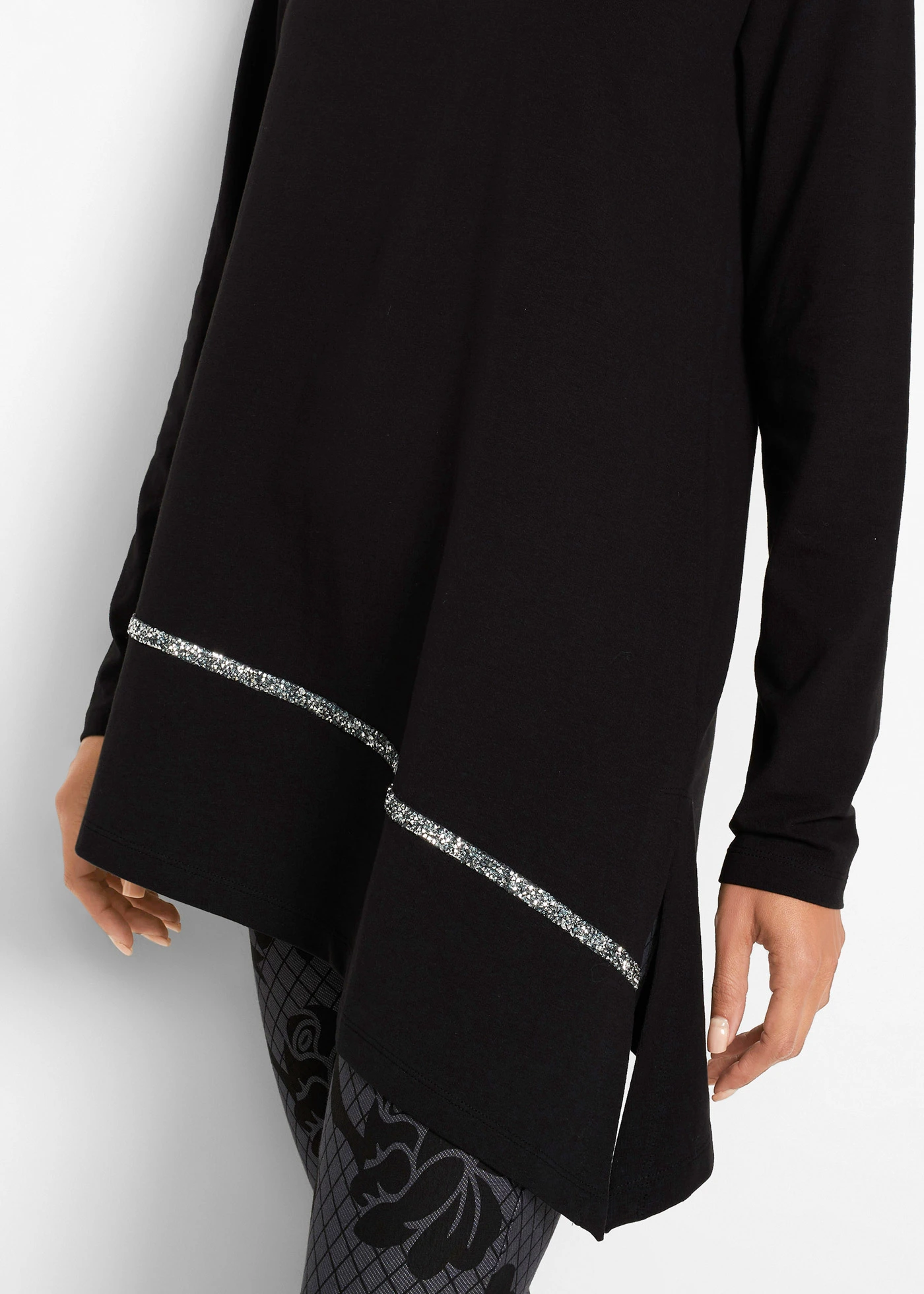 T-shirt long et asymétrique à liseré brillant • noir/argenté • Boutique bonprix