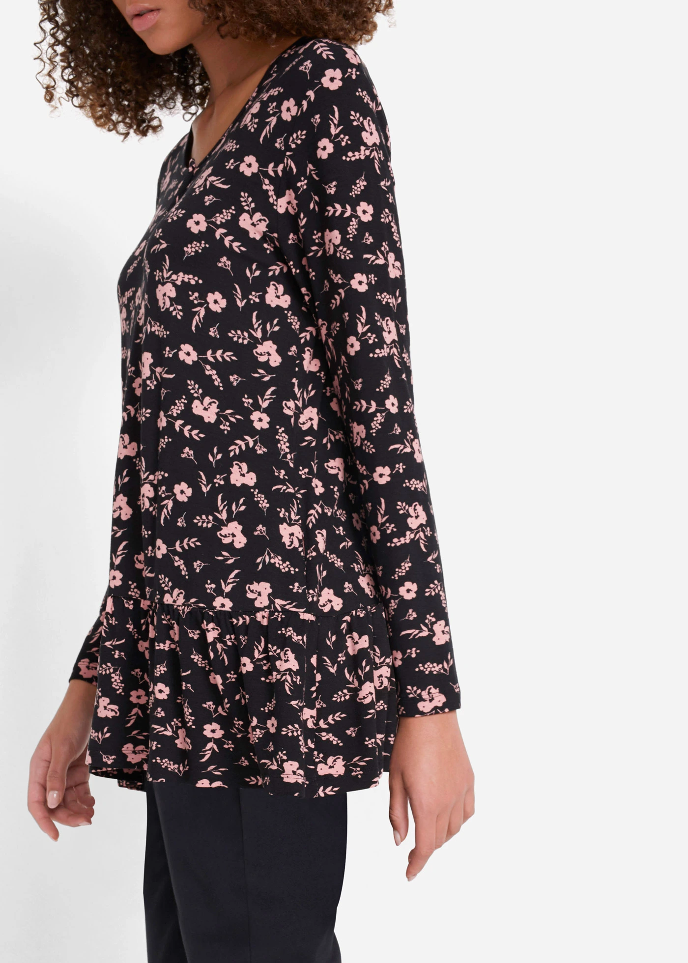 Bluză-tunică lungă din material cu viscoză • negru/roz antic înflorat • magazin bonprix