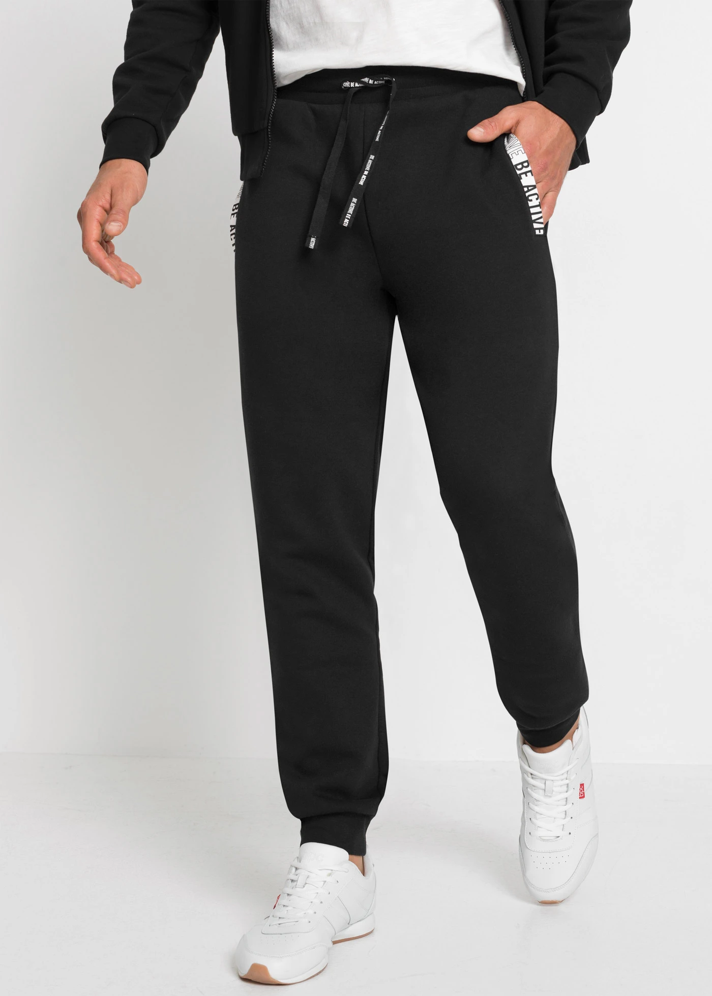 Pantaloni de jogging cu detalii sport • negru • magazin bonprix