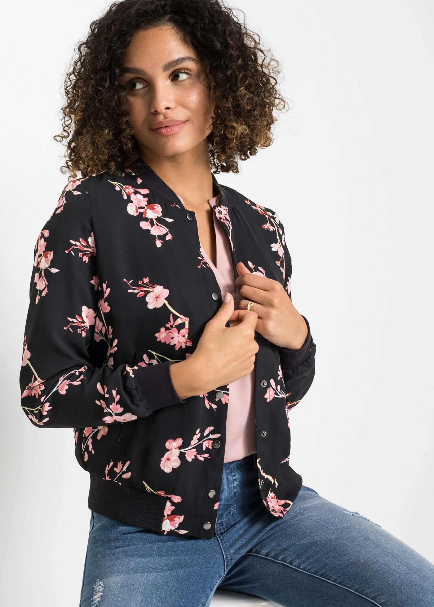 Blouson court • noir-rose floral • Boutique bonprix
