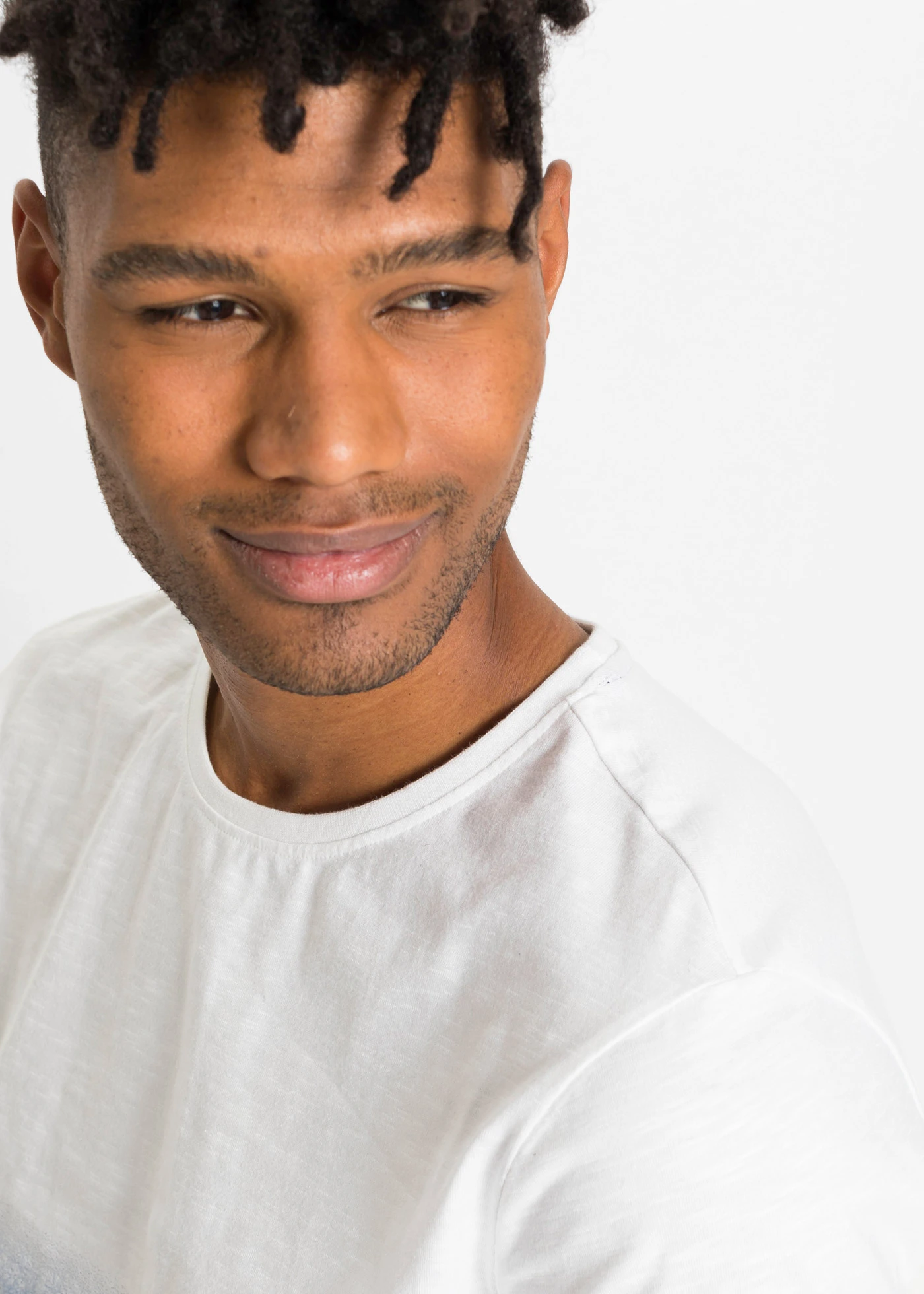 T-shirt van puur katoen, slim fit • wit-donkerblauw • bonprix online shop