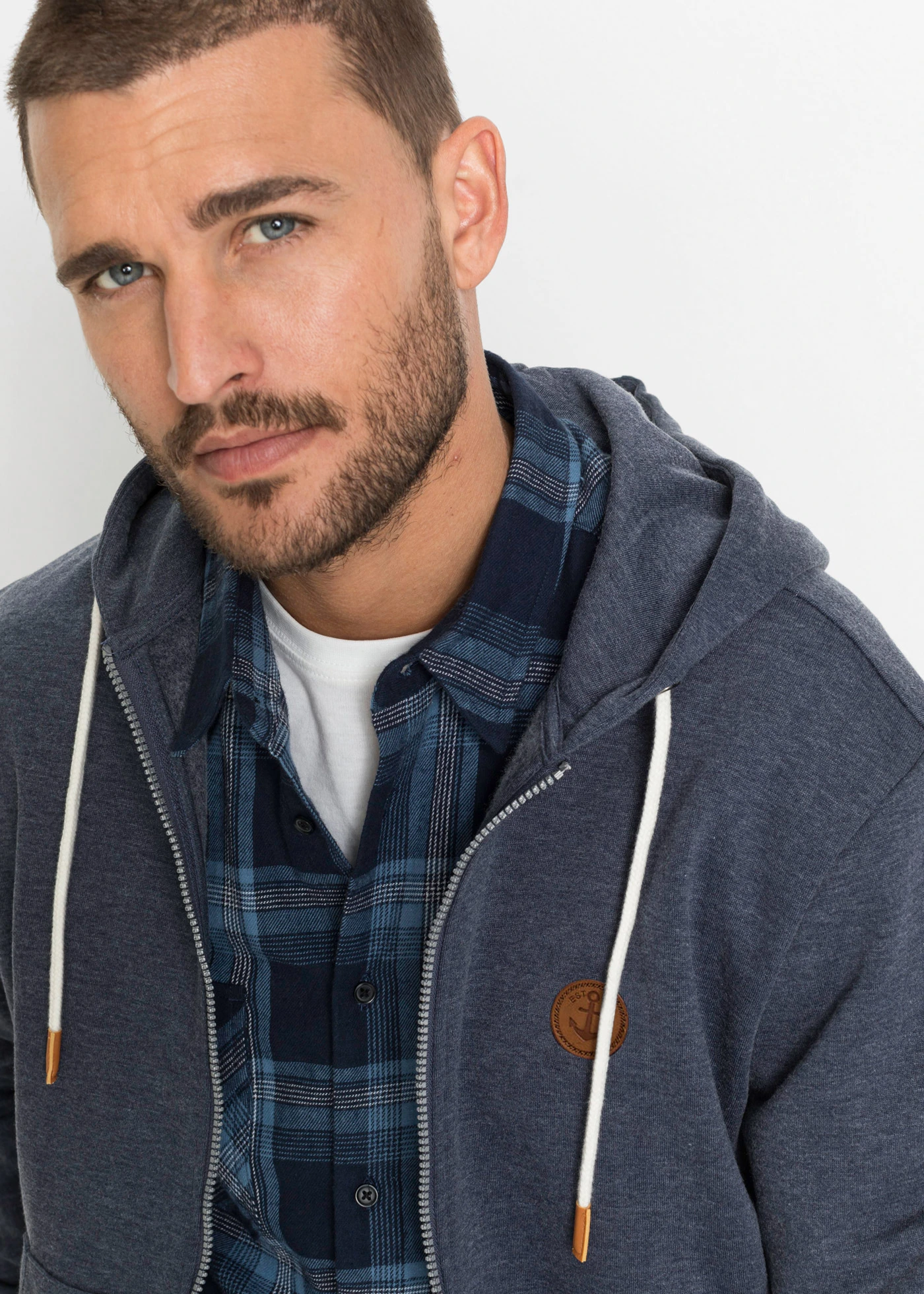 Sweat zippé à capuche et détails enduits • bleu foncé chiné • Boutique bonprix