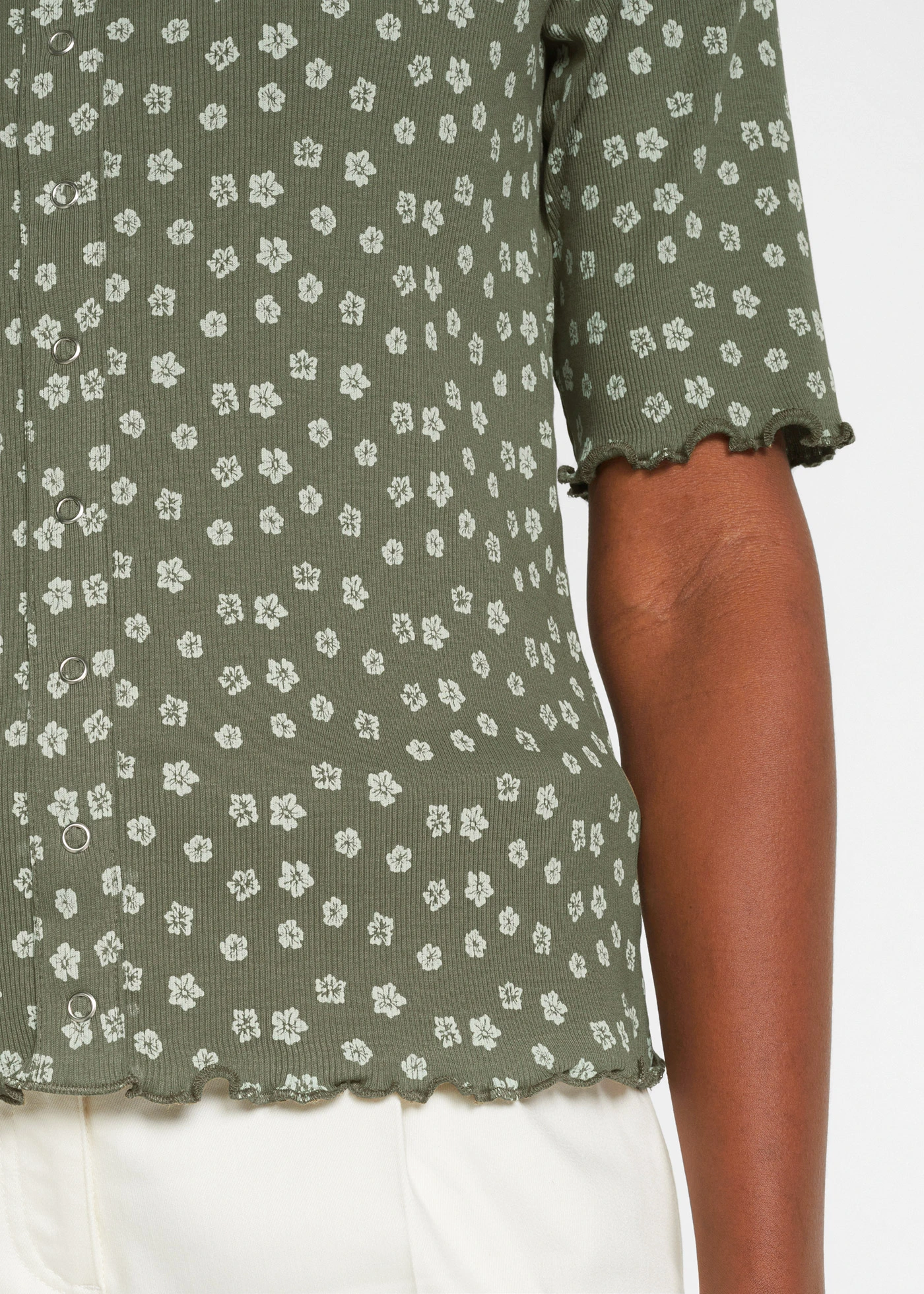 Tričko, vrúbkované, s kvetovanou potlačou, polovičný rukáv • olivová kvetovaná • obchod bonprix