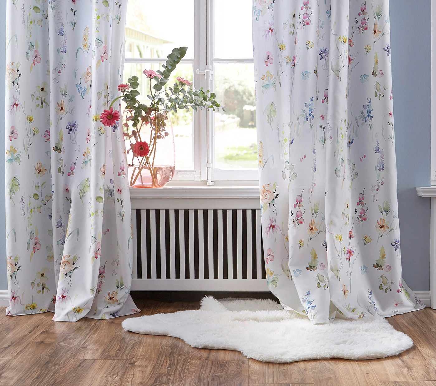 Závěs z mikrovlákna s recyklovaným polyesterem (1 ks v balení) • bílá s květy • bonprix obchod