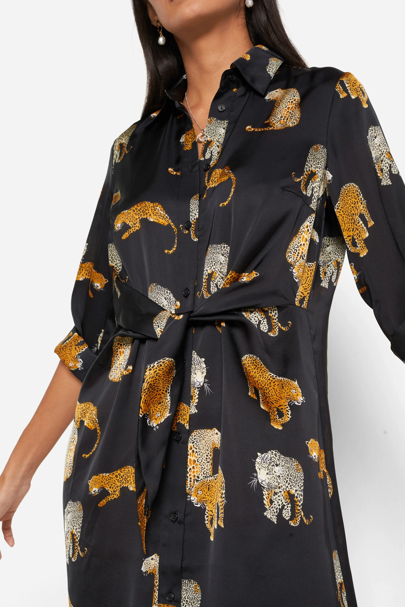 Saténové košilové šaty • černá s leopardím potiskem • bonprix obchod