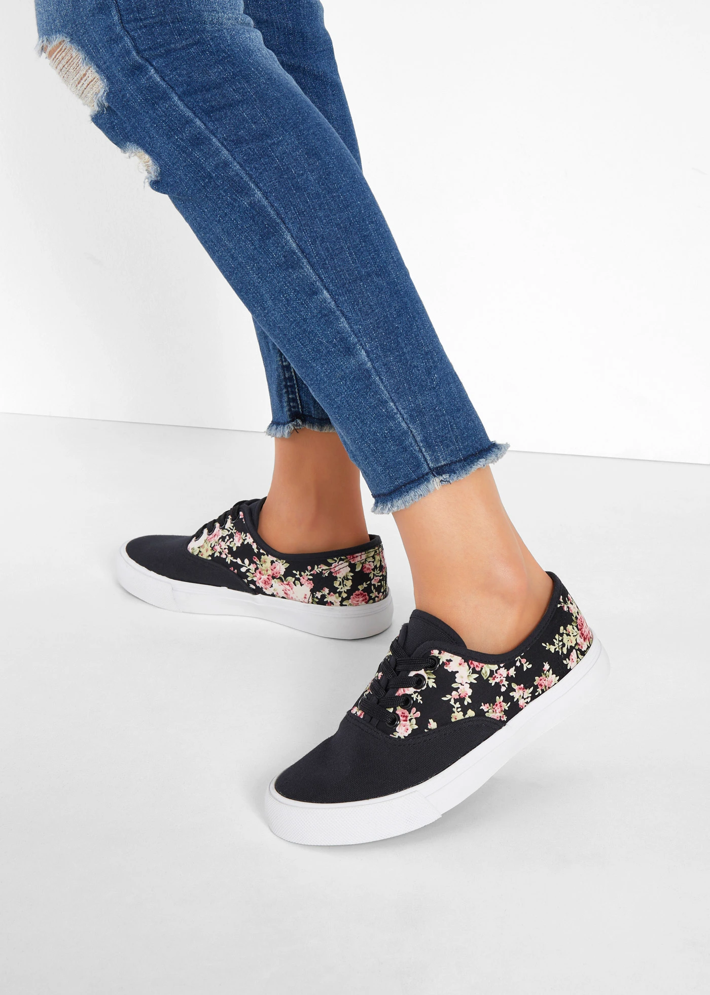 Sneakers • zwart gebloemd • bonprix online shop