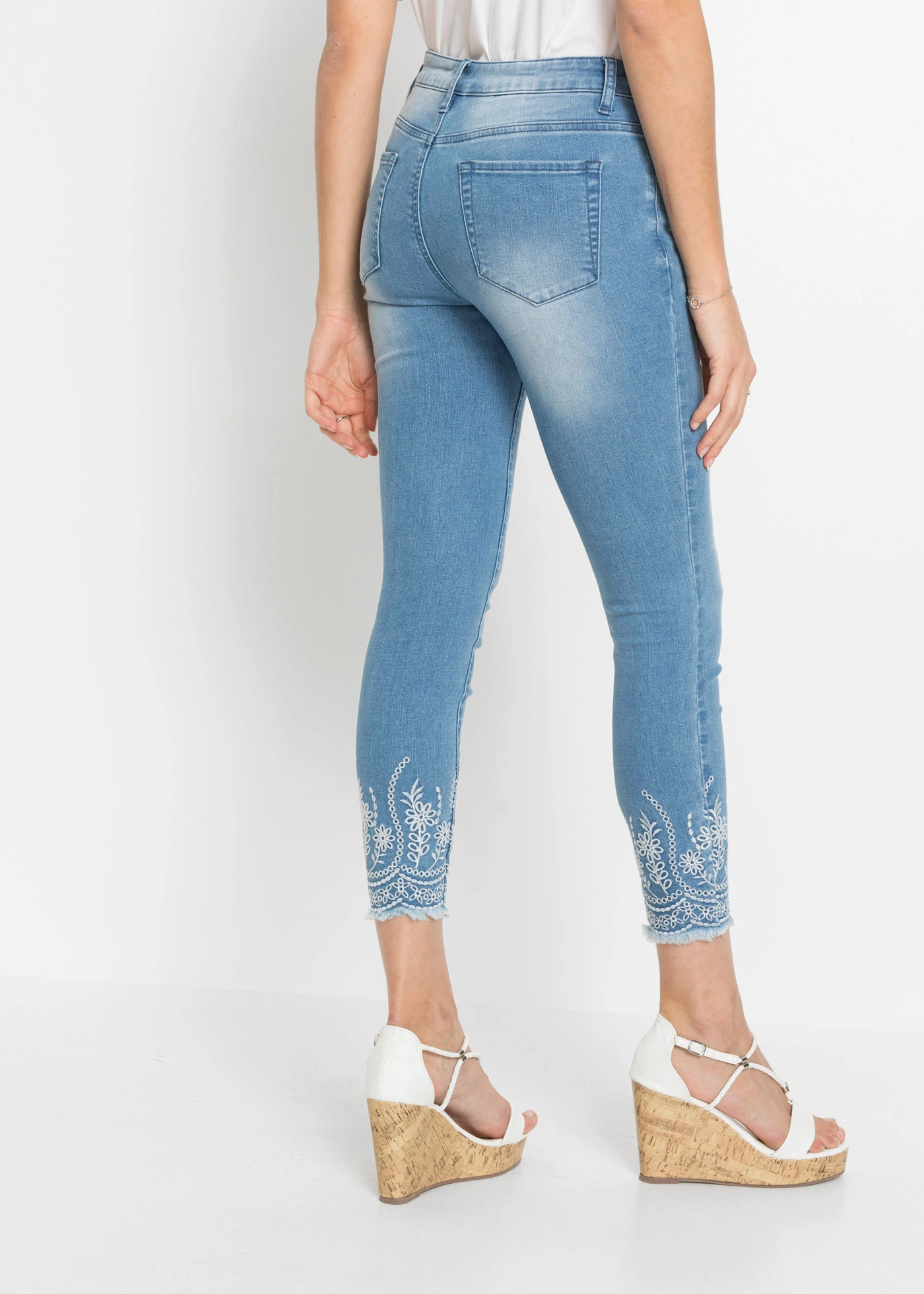 Mid waist skinny jeans, cropped • lichtblauw denim • bonprix online shop