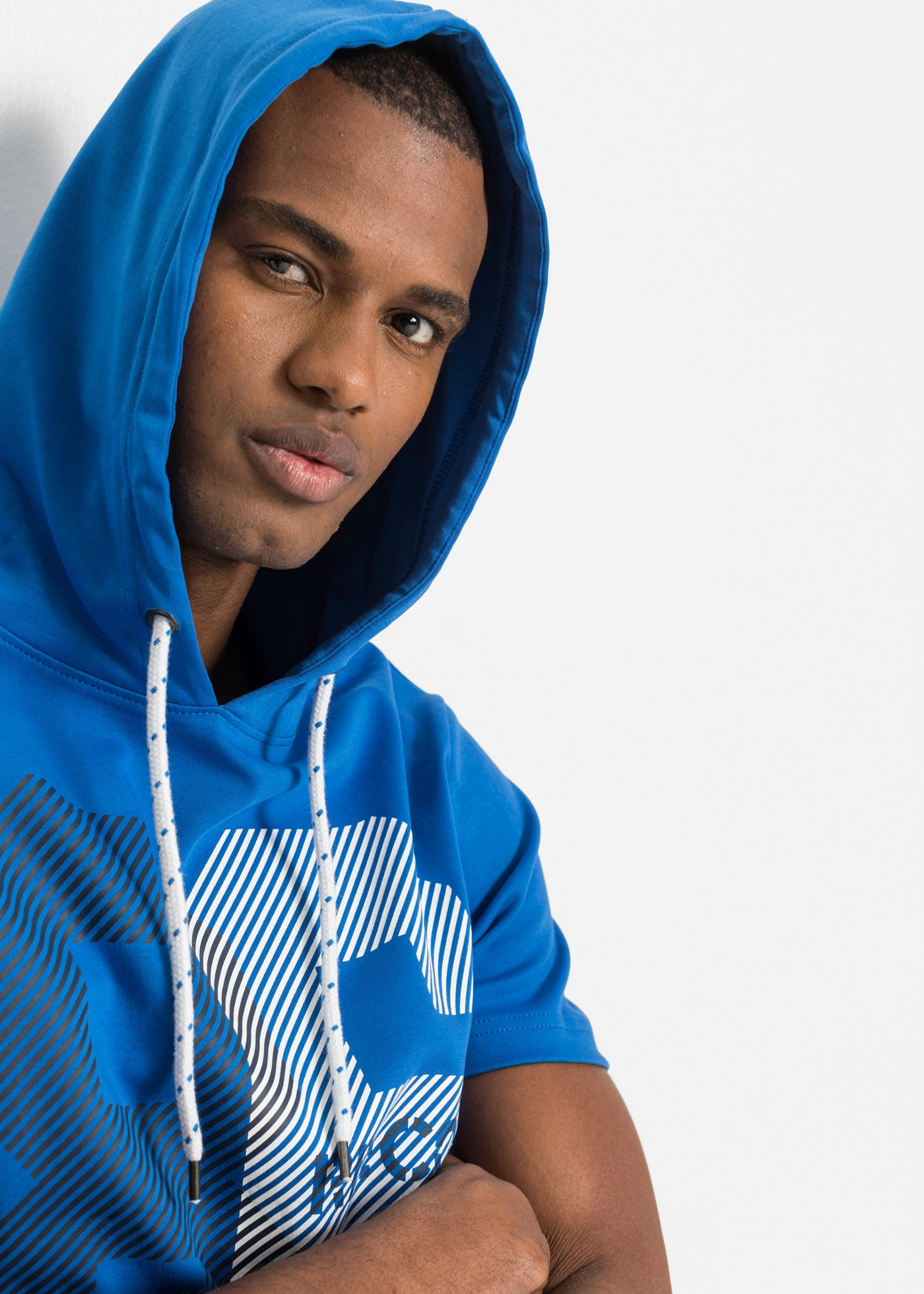 T-shirt met capuchon van dikke stof • azuurblauw met print • bonprix online shop