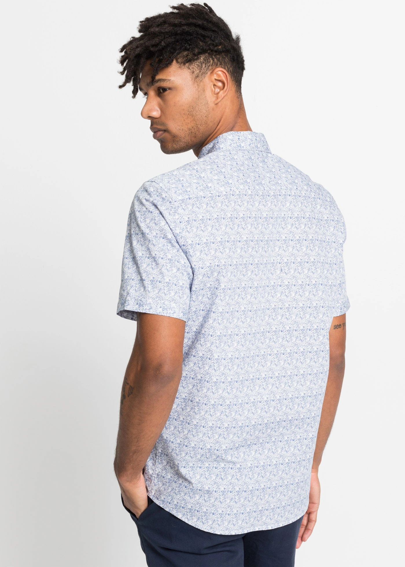 Chemise manches courtes 100% coton • blanc/bleu profond floral • Boutique bonprix