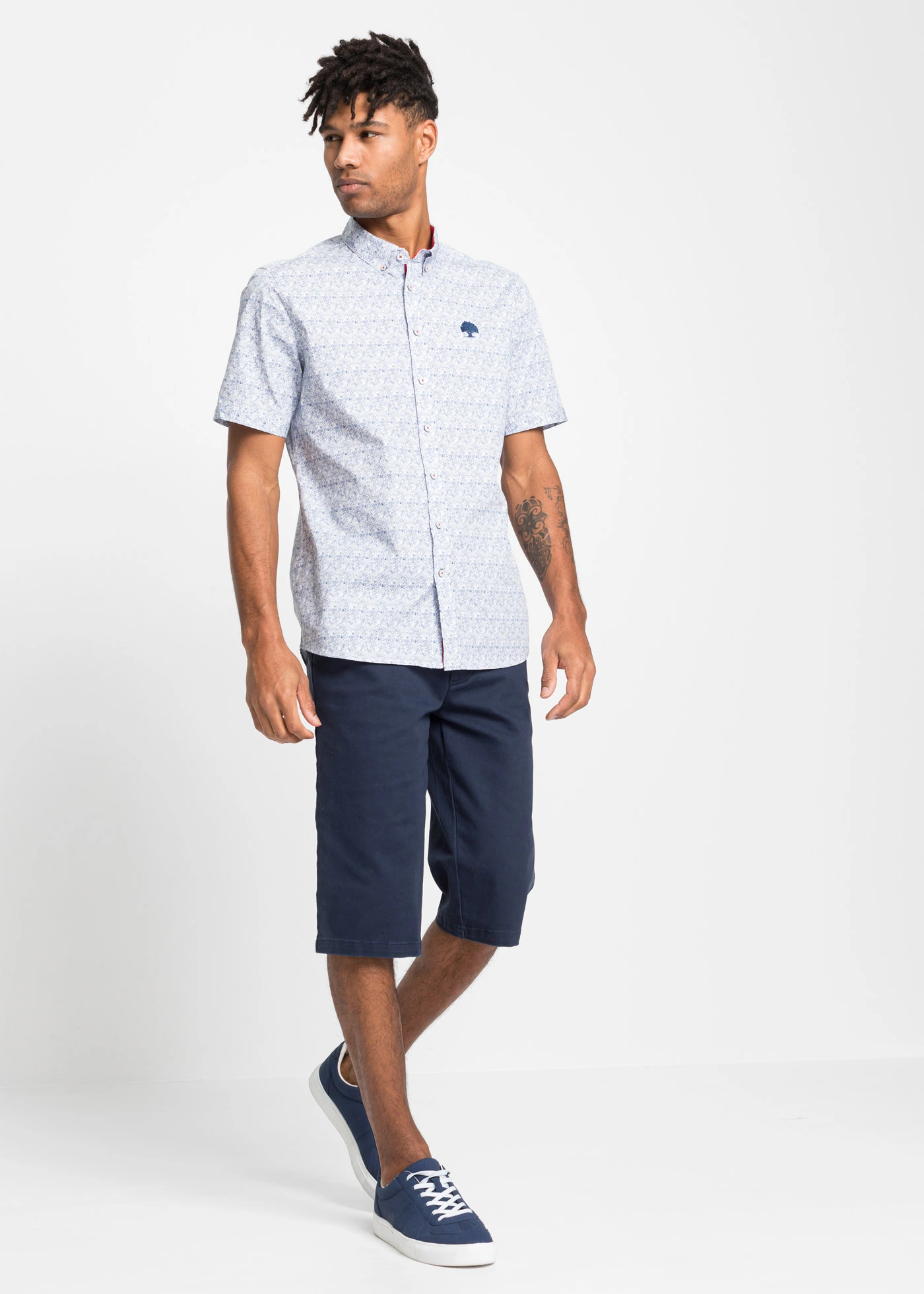 Chemise manches courtes 100% coton • blanc/bleu profond floral • Boutique bonprix