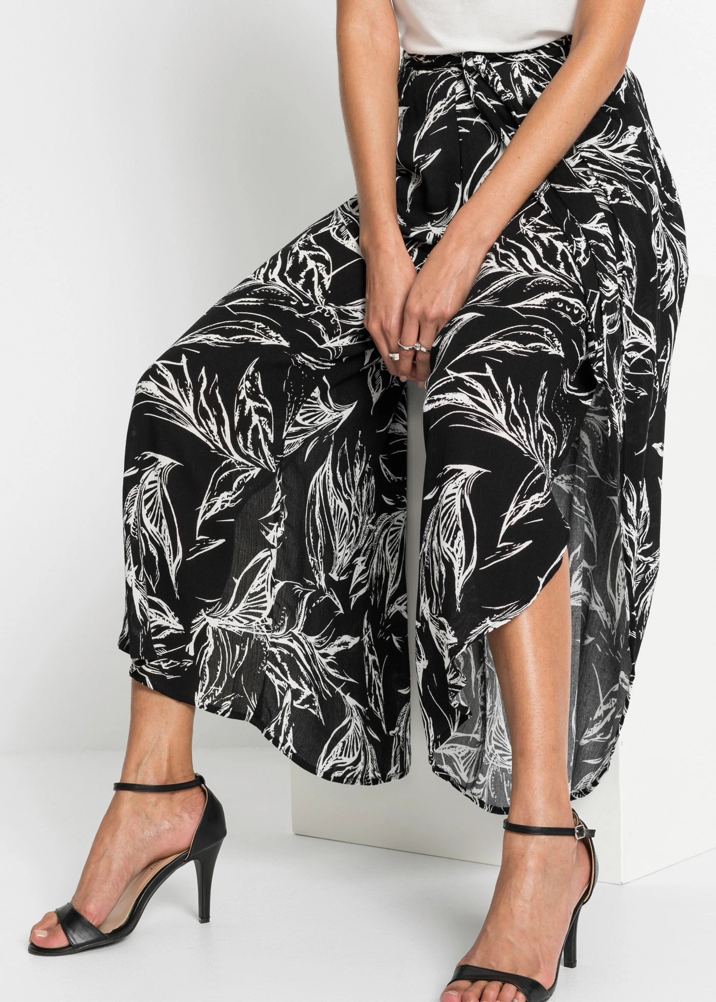 Pantaloni din viscoză cu aspect texturat • negru/alb floral • magazin bonprix