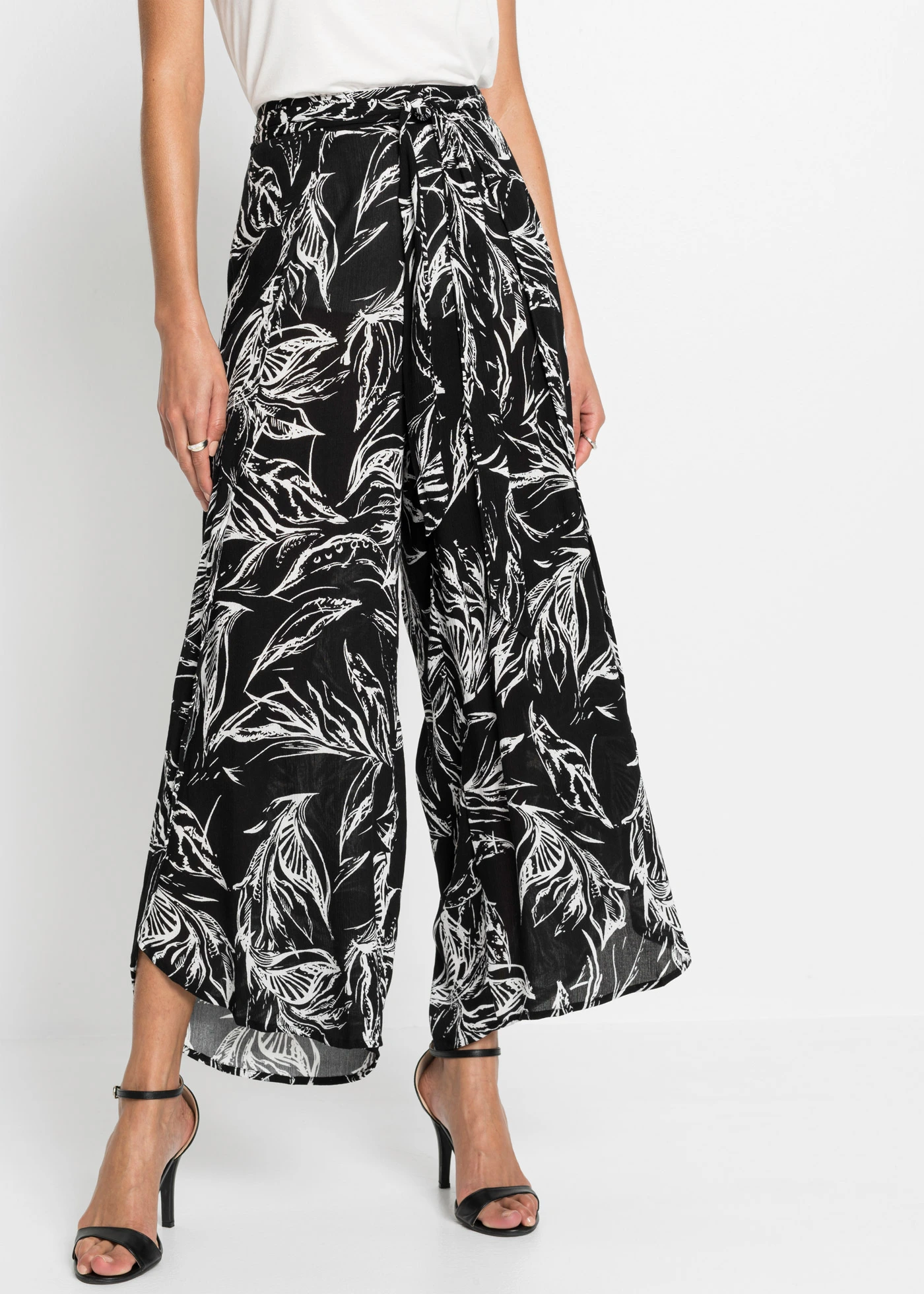 Kalhoty ze strukturované viskózy • černo-bílá s květy • bonprix obchod