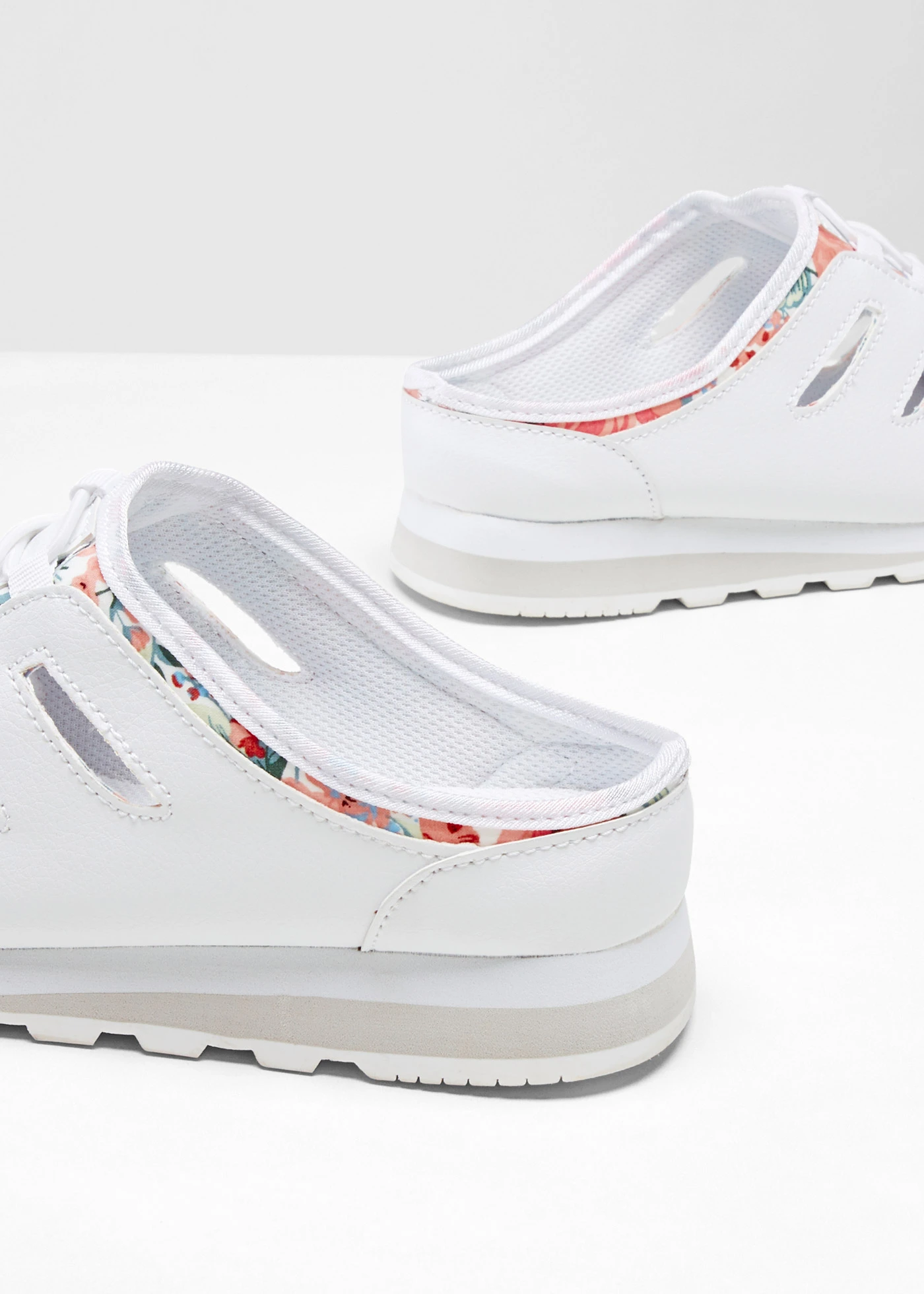 Slippers à semelle crantée • blanc floral • Boutique bonprix