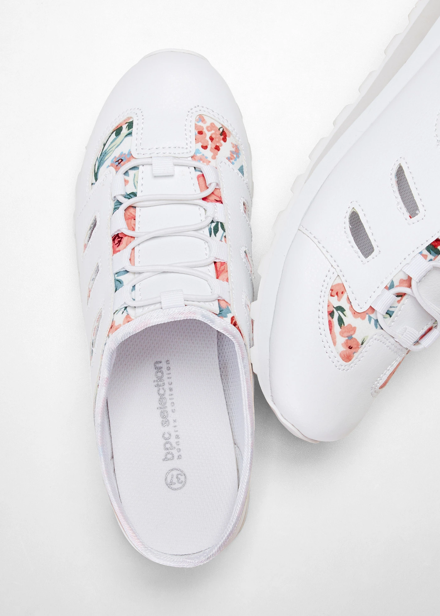 Buty wsuwane na lekkiej, profilowanej podeszwie • biały w kwiaty • sklep bonprix
