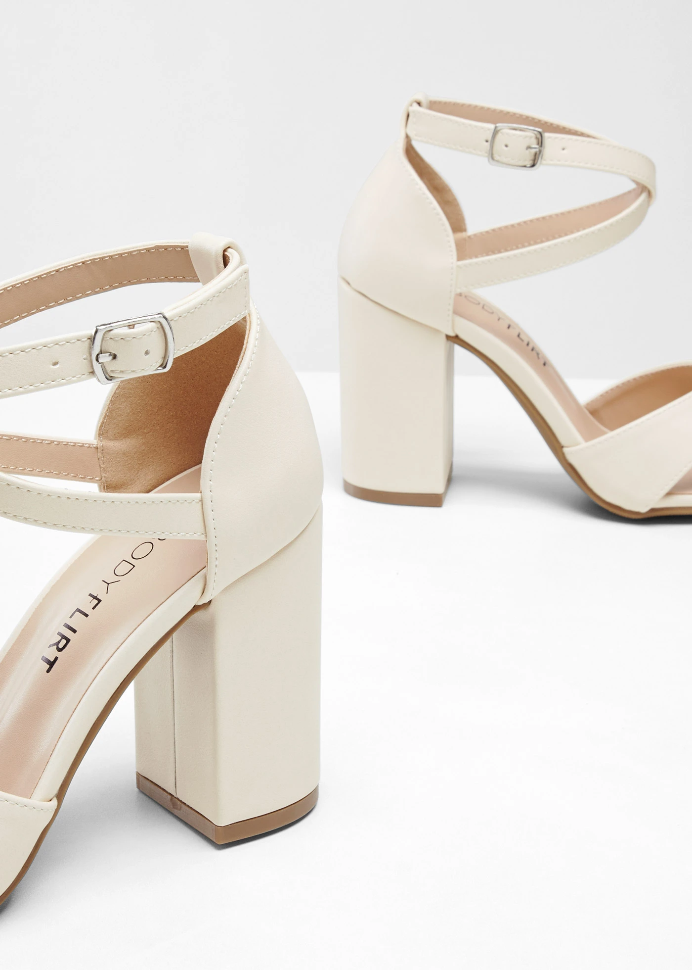 Sandale • crem • magazin bonprix