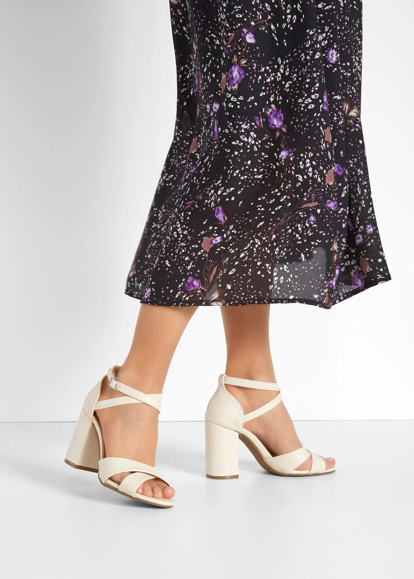 Sandale • crem • magazin bonprix