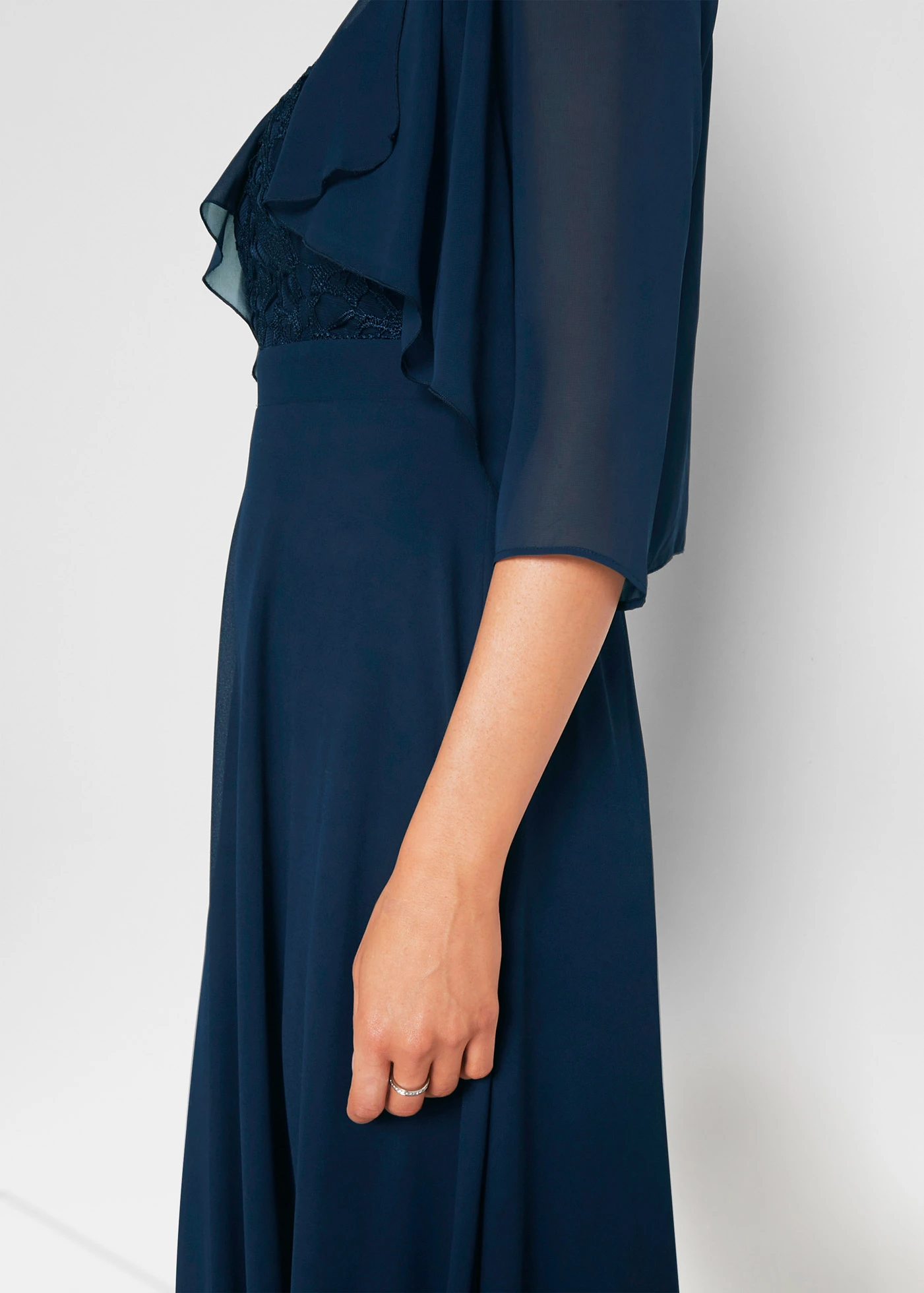 Boléro en crêpe avec polyester recyclé • bleu foncé • Boutique bonprix