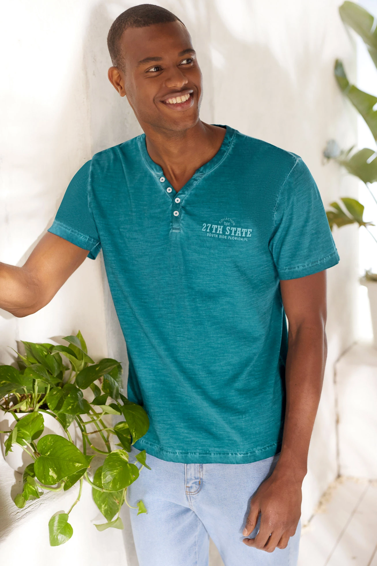 Henley shirt van biologisch katoen in washed out look, korte mouw • kobaltturkoois met print • bonprix online shop