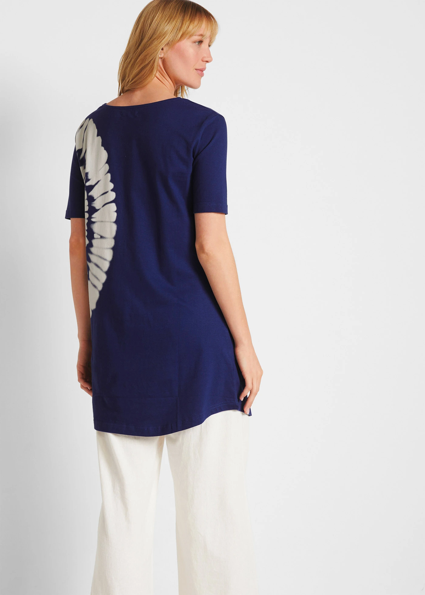 Shirt oversize w batikowy wzór, bawełna organiczna • kobaltowy + biel wełny • sklep bonprix