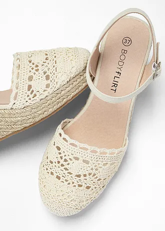 Czółenka na koturnie z efektem szydełkowym • beżowy • sklep bonprix