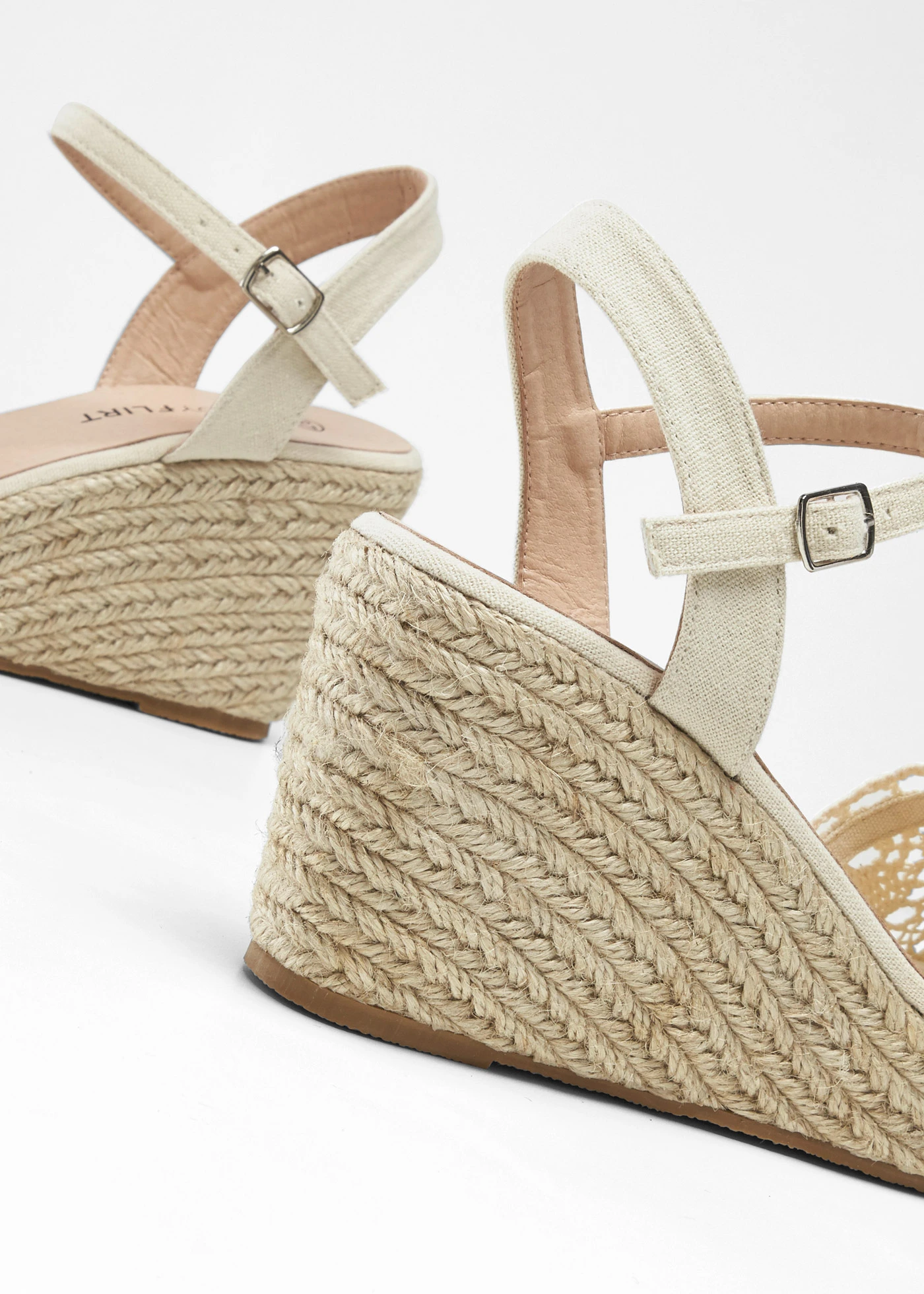 Czółenka na koturnie z efektem szydełkowym • beżowy • sklep bonprix