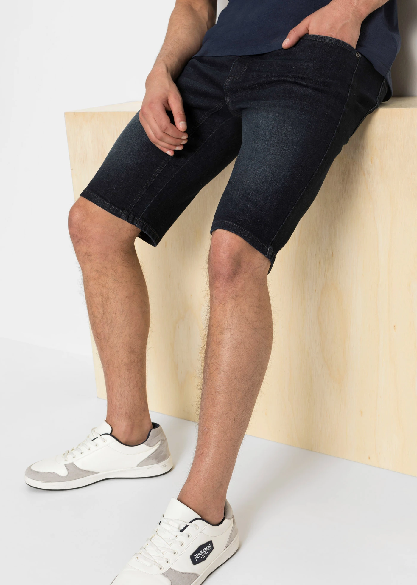 Bermudy jeansowe ze stretchem i wzmocnionym krokiem, regular fit • granatowy denim • sklep bonprix