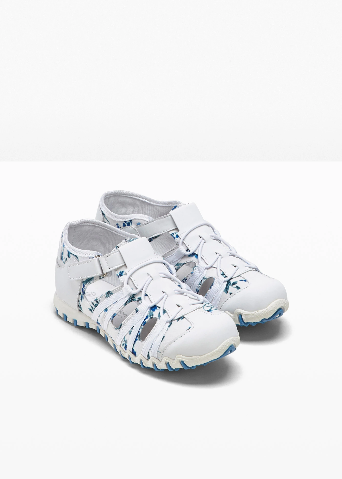 Instappers met een geprofileerde loopzool • wit-lichtblauw gebloemd • bonprix online shop