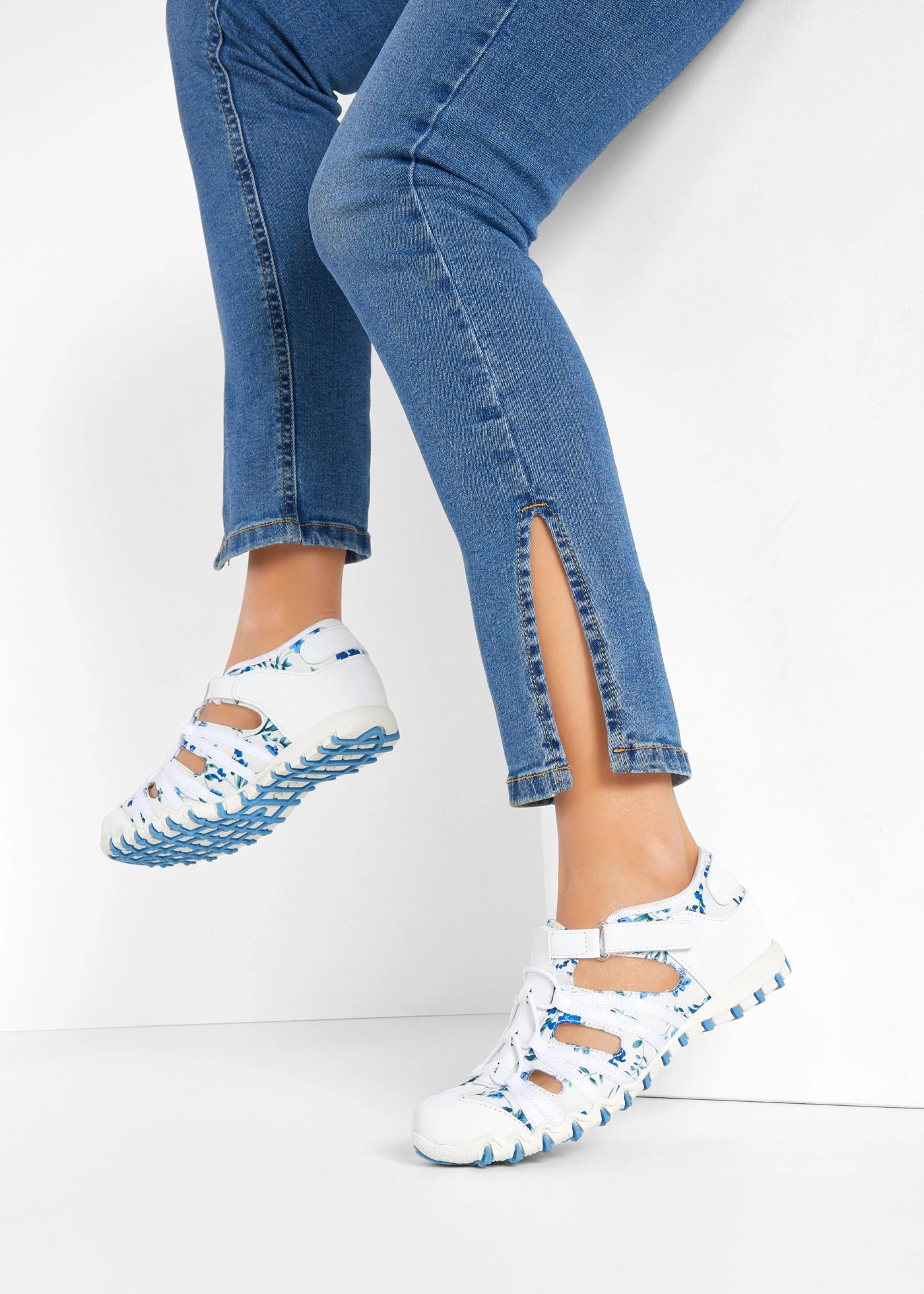 Chaussures à semelle crantée • blanc-bleu clair floral • Boutique bonprix