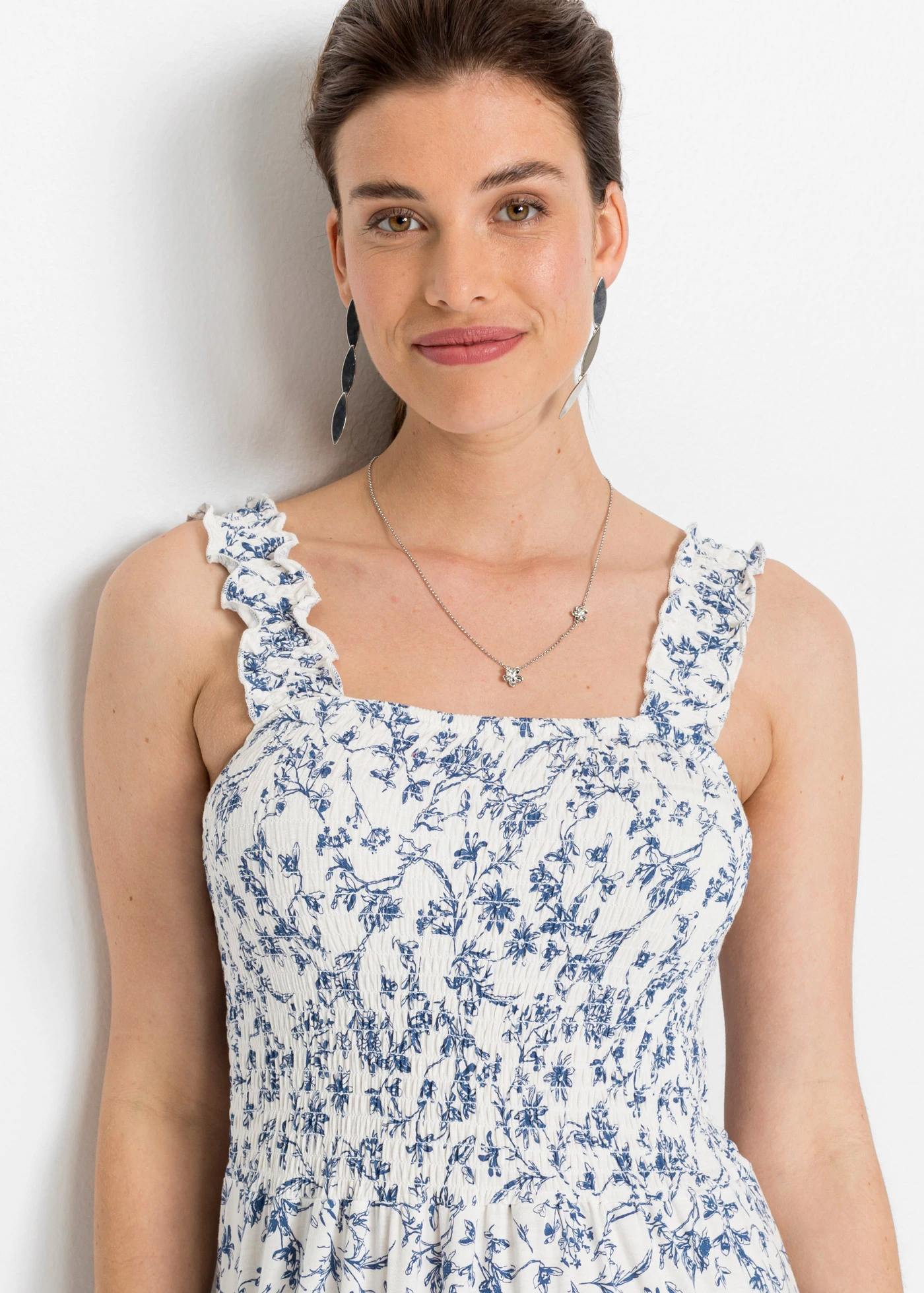 Šaty v délce midi • přírodní bílo-modrá s květy • bonprix obchod