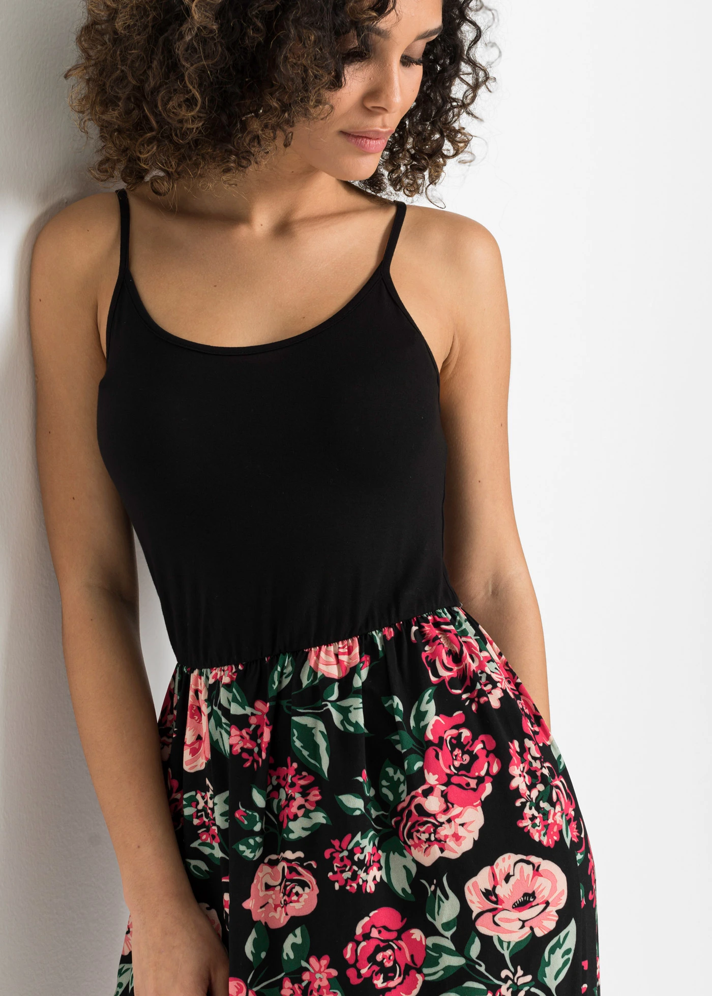 Robe longue en viscose • noir floral • Boutique bonprix