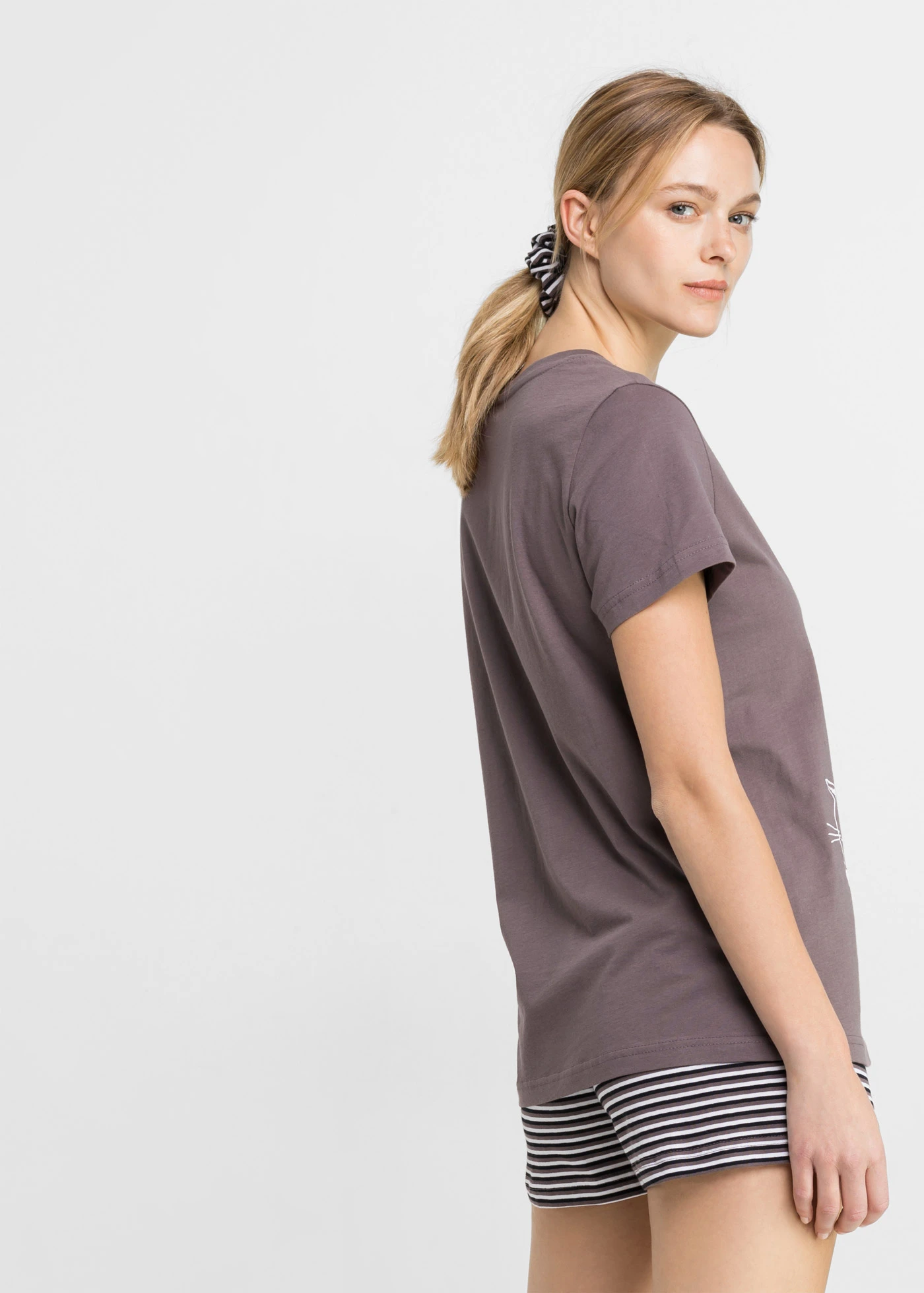 Krátké pyžamo s gumičkou do vlasů • kouřově bobulová s proužky • bonprix obchod