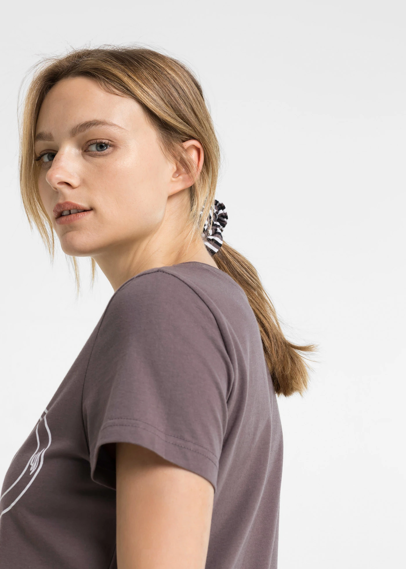 Krátké pyžamo s gumičkou do vlasů • kouřově bobulová s proužky • bonprix obchod