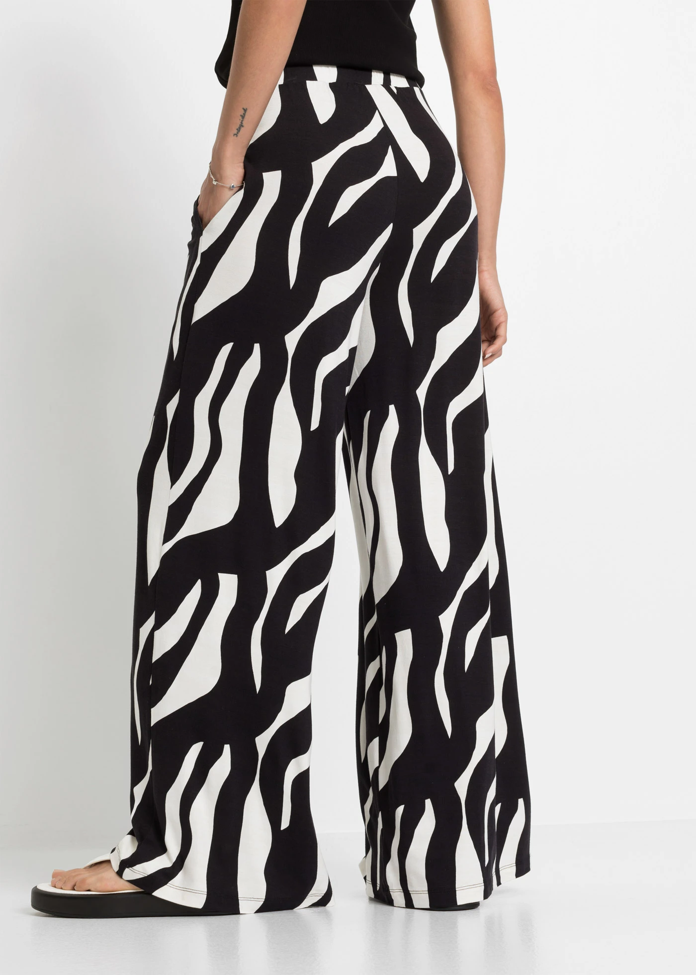 Pantaloni de jerse din amestec moale de viscoză • alb-negru, cu imprimeu • magazin bonprix