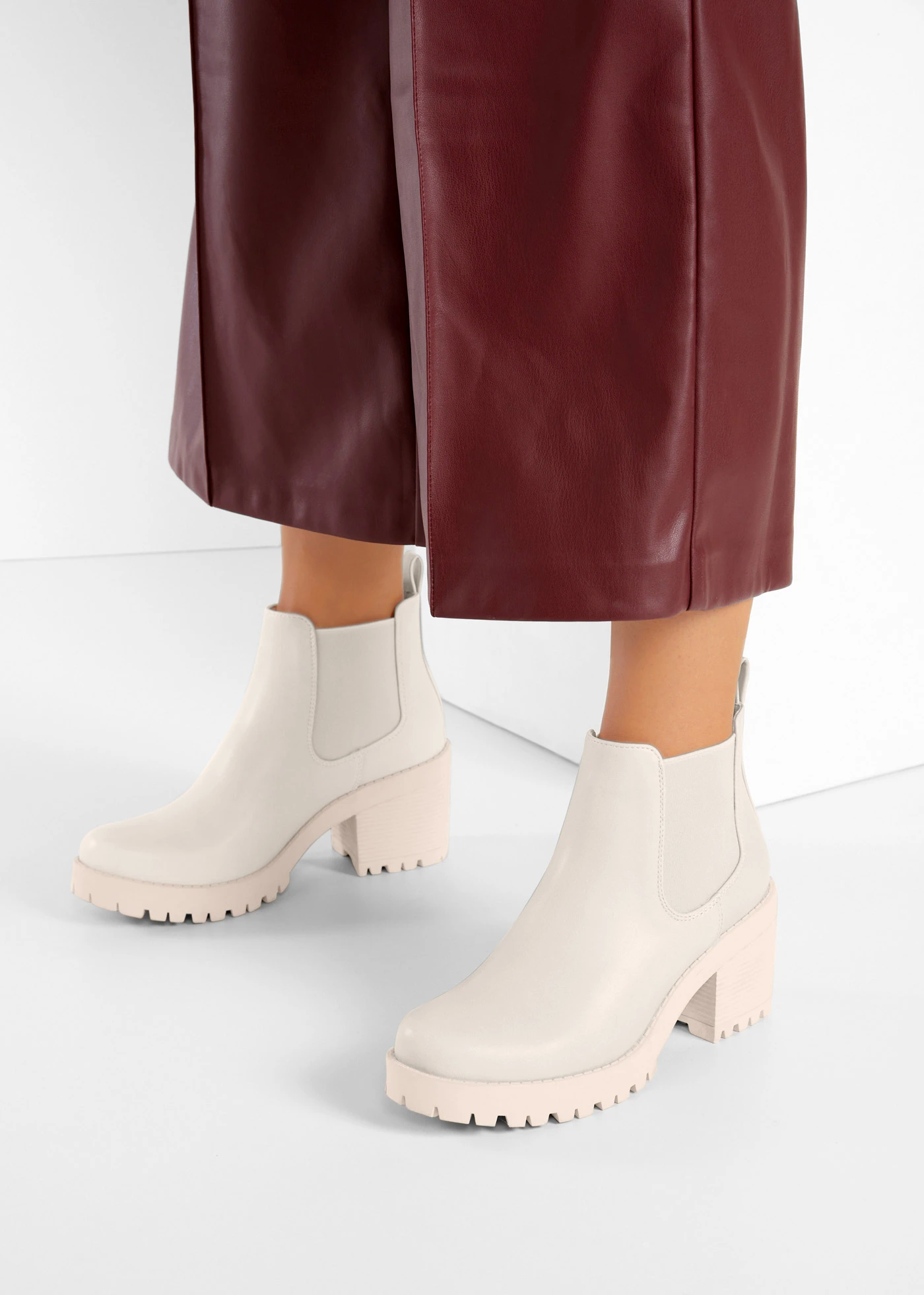 Bottines Chelsea à talon carré • beige • Boutique bonprix